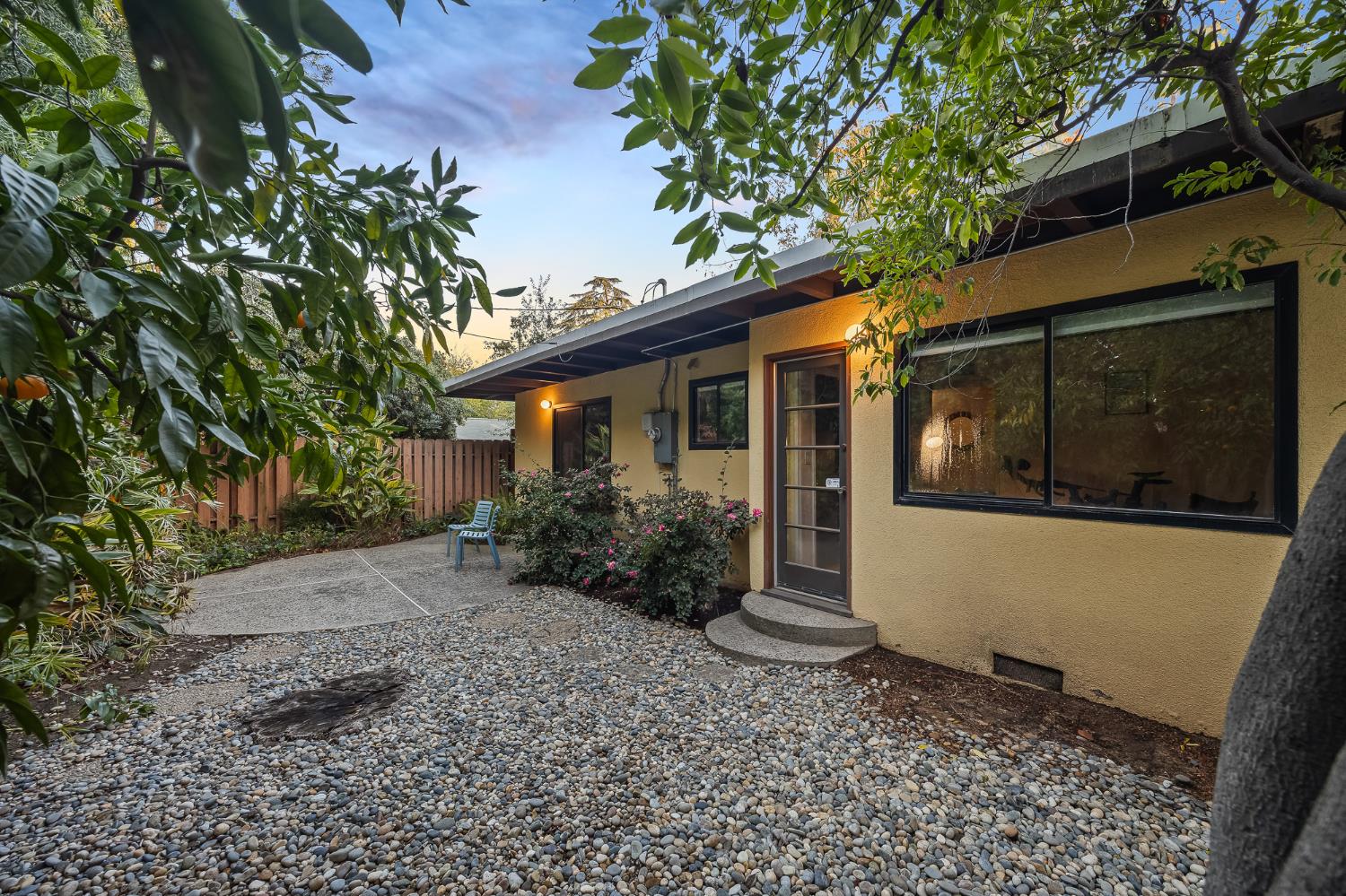 1135 E Santa Ana Avenue