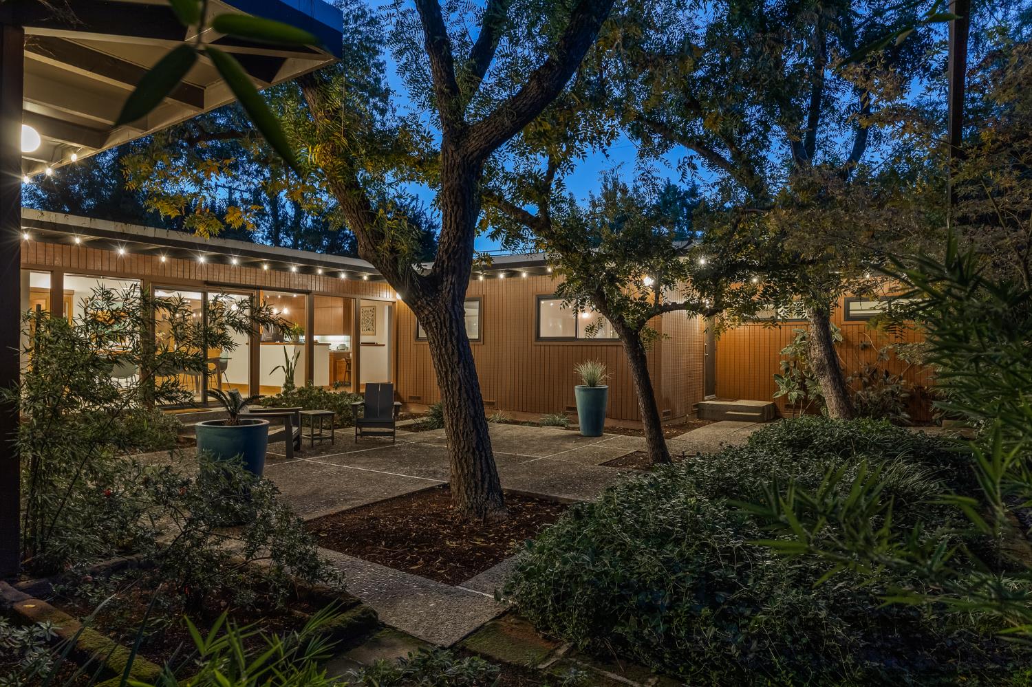 1135 E Santa Ana Avenue