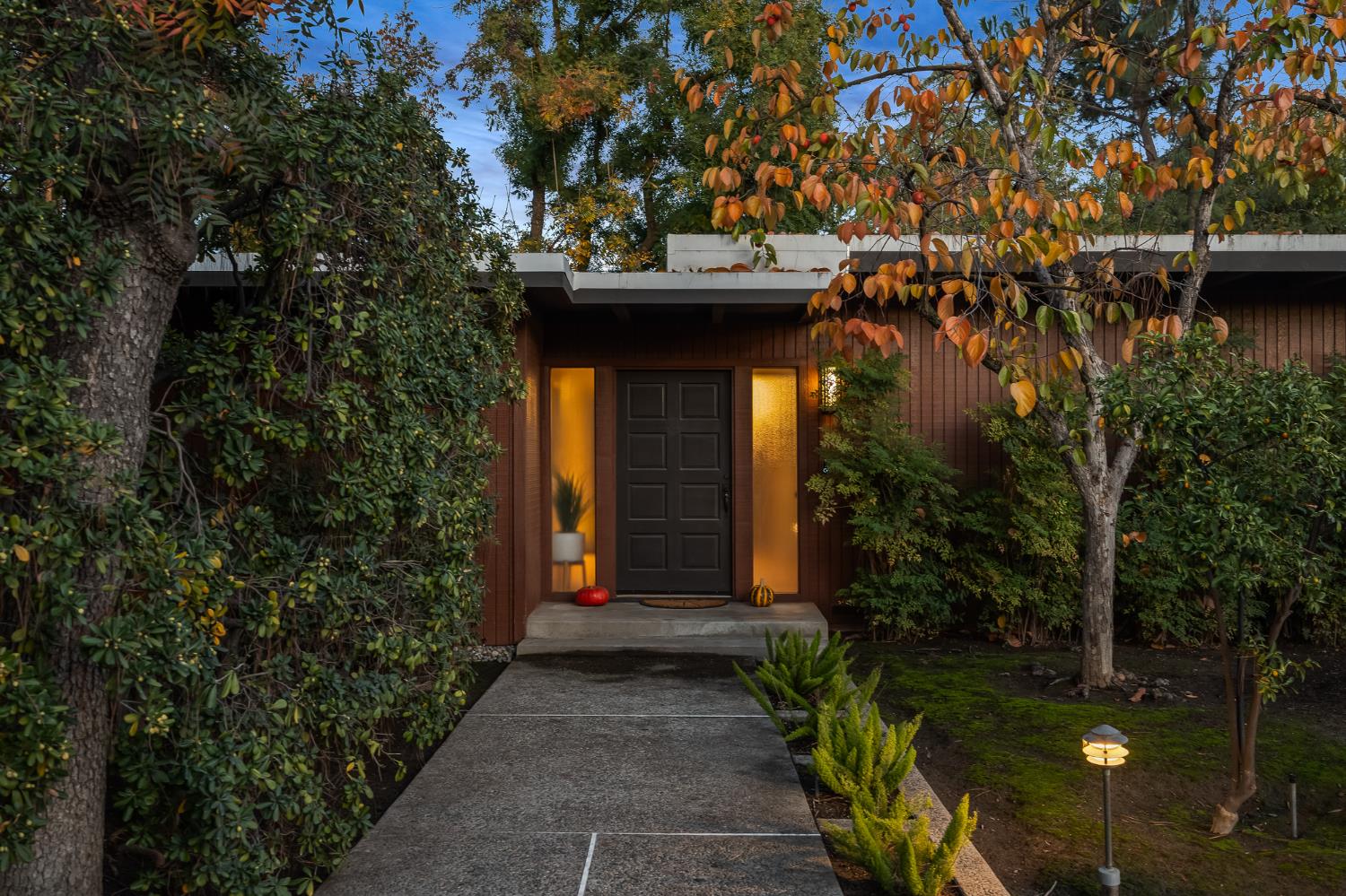 1135 E Santa Ana Avenue