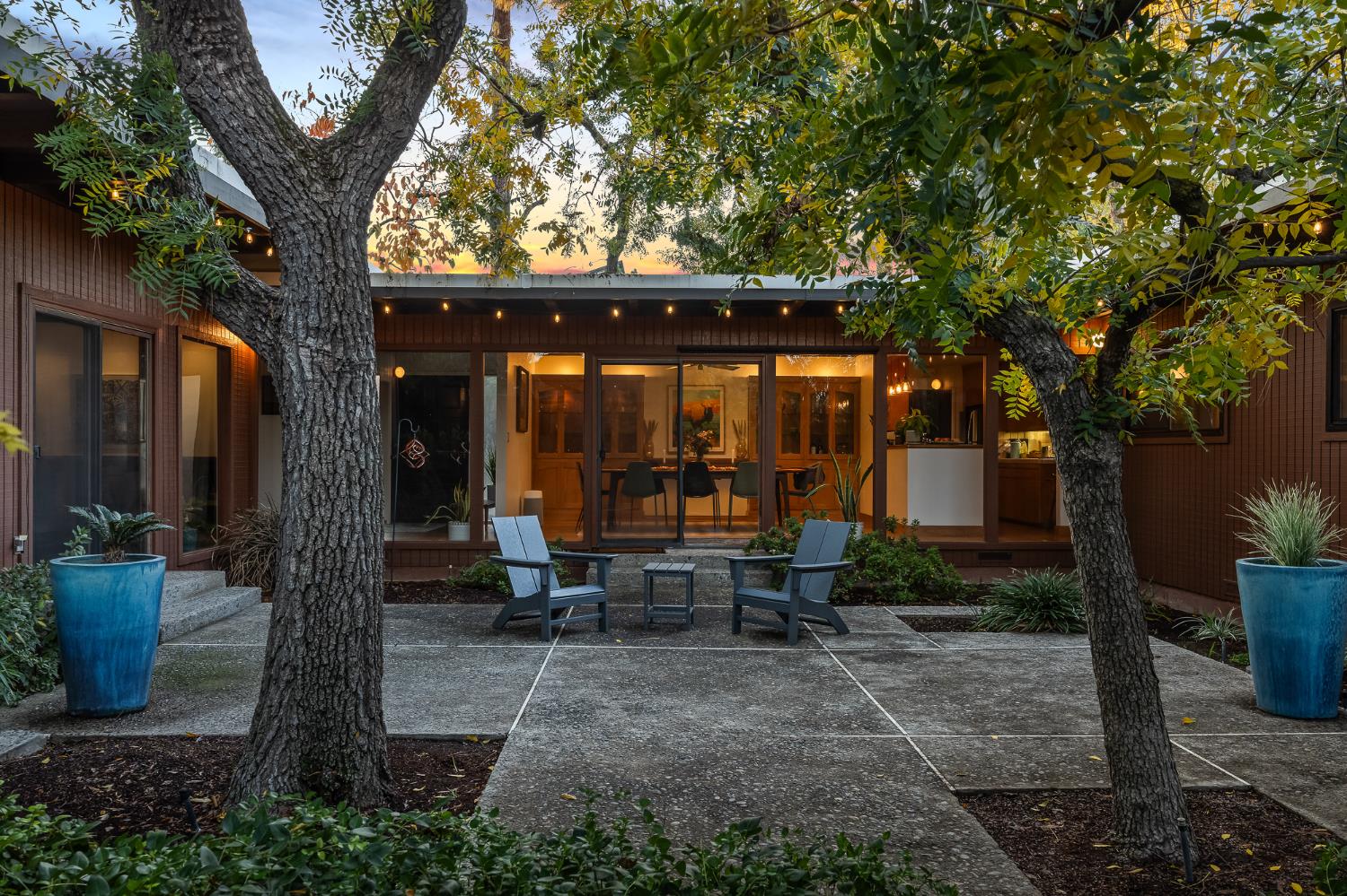 1135 E Santa Ana Avenue