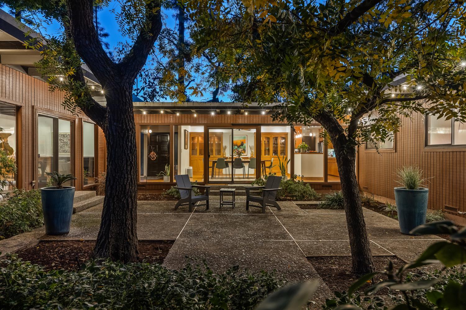 1135 E Santa Ana Avenue