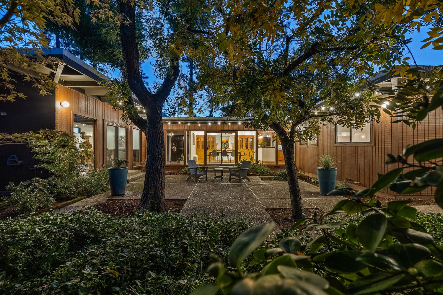 1135 E Santa Ana Avenue