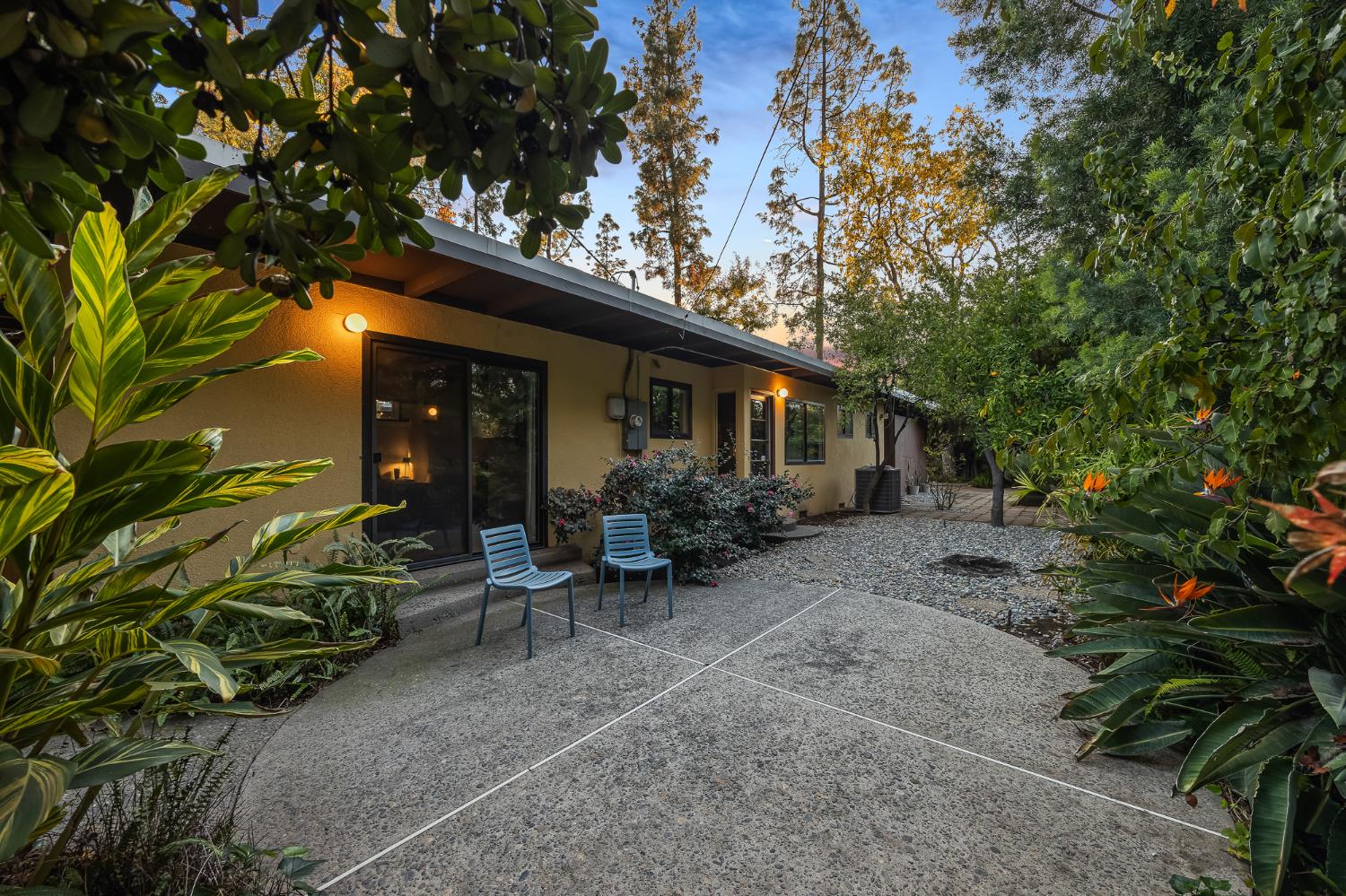 1135 E Santa Ana Avenue