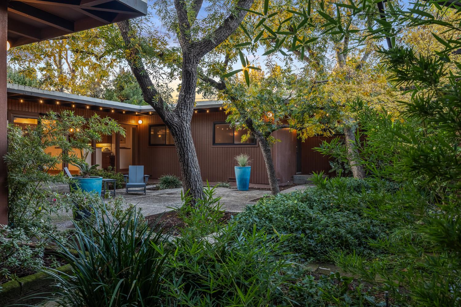 1135 E Santa Ana Avenue