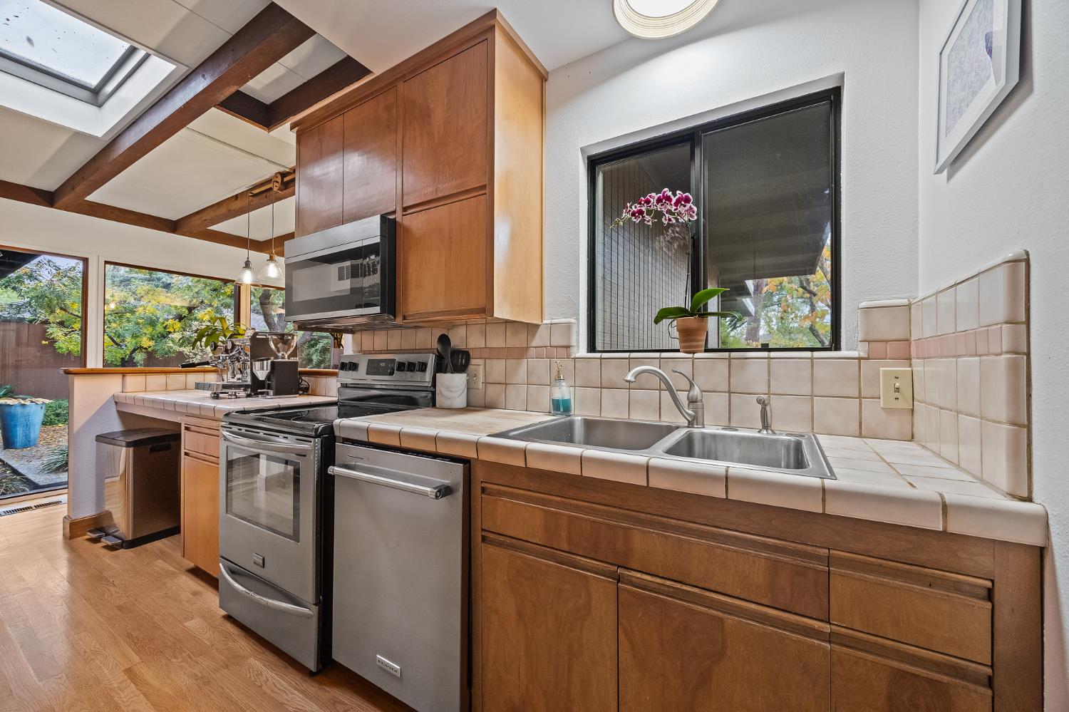 1135 E Santa Ana Avenue