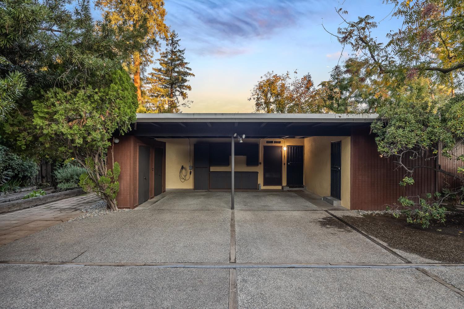 1135 E Santa Ana Avenue