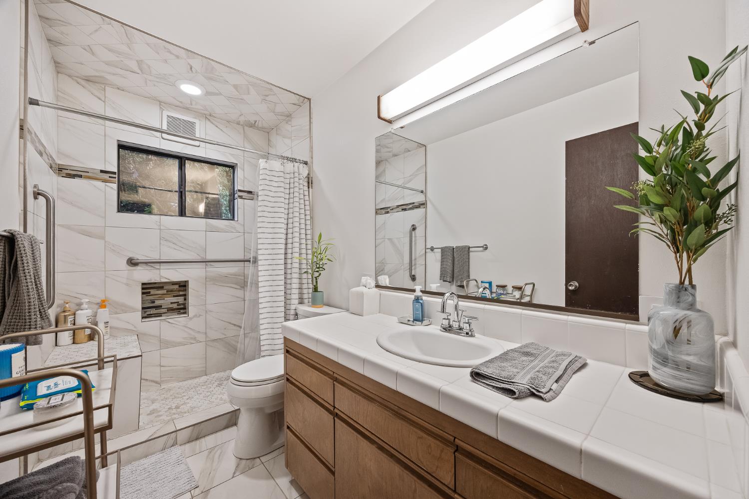 1135 E Santa Ana Avenue