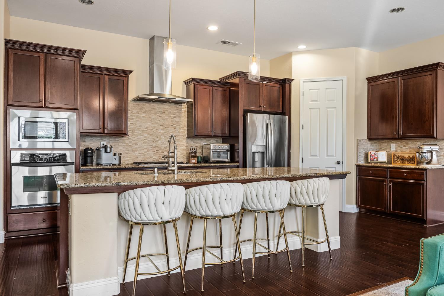 6065 N Sycamore Avenue