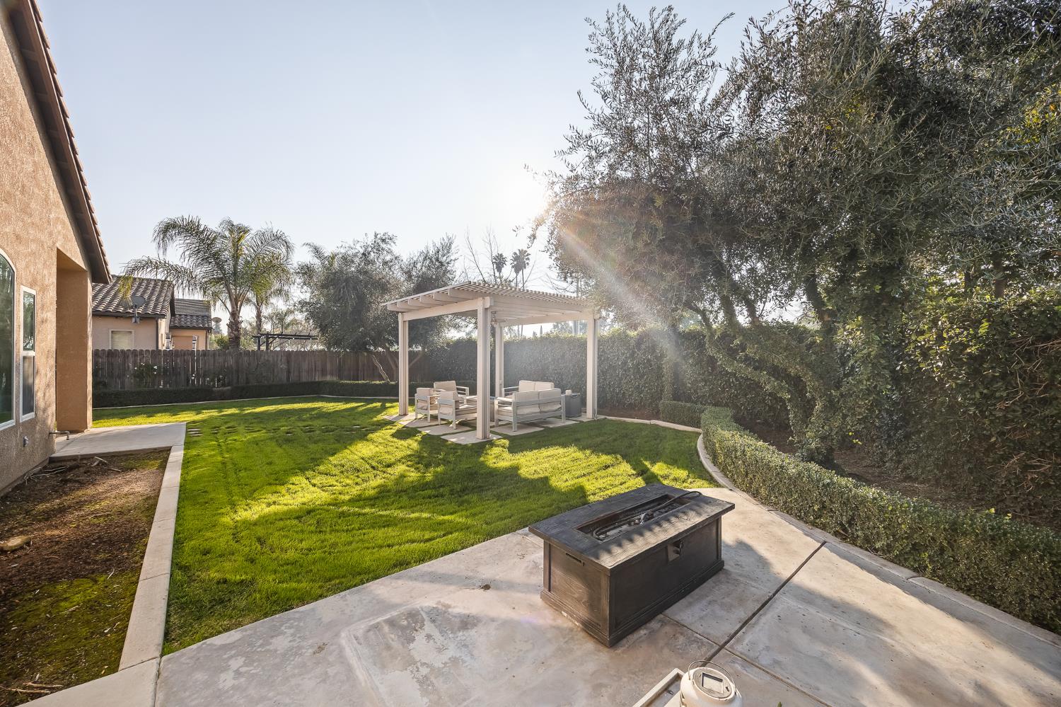 6065 N Sycamore Avenue