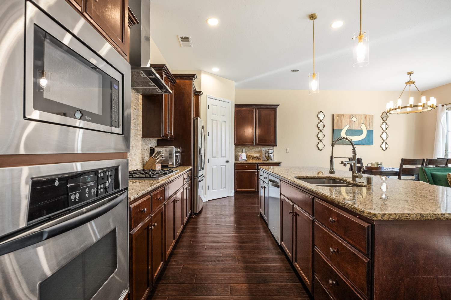 6065 N Sycamore Avenue