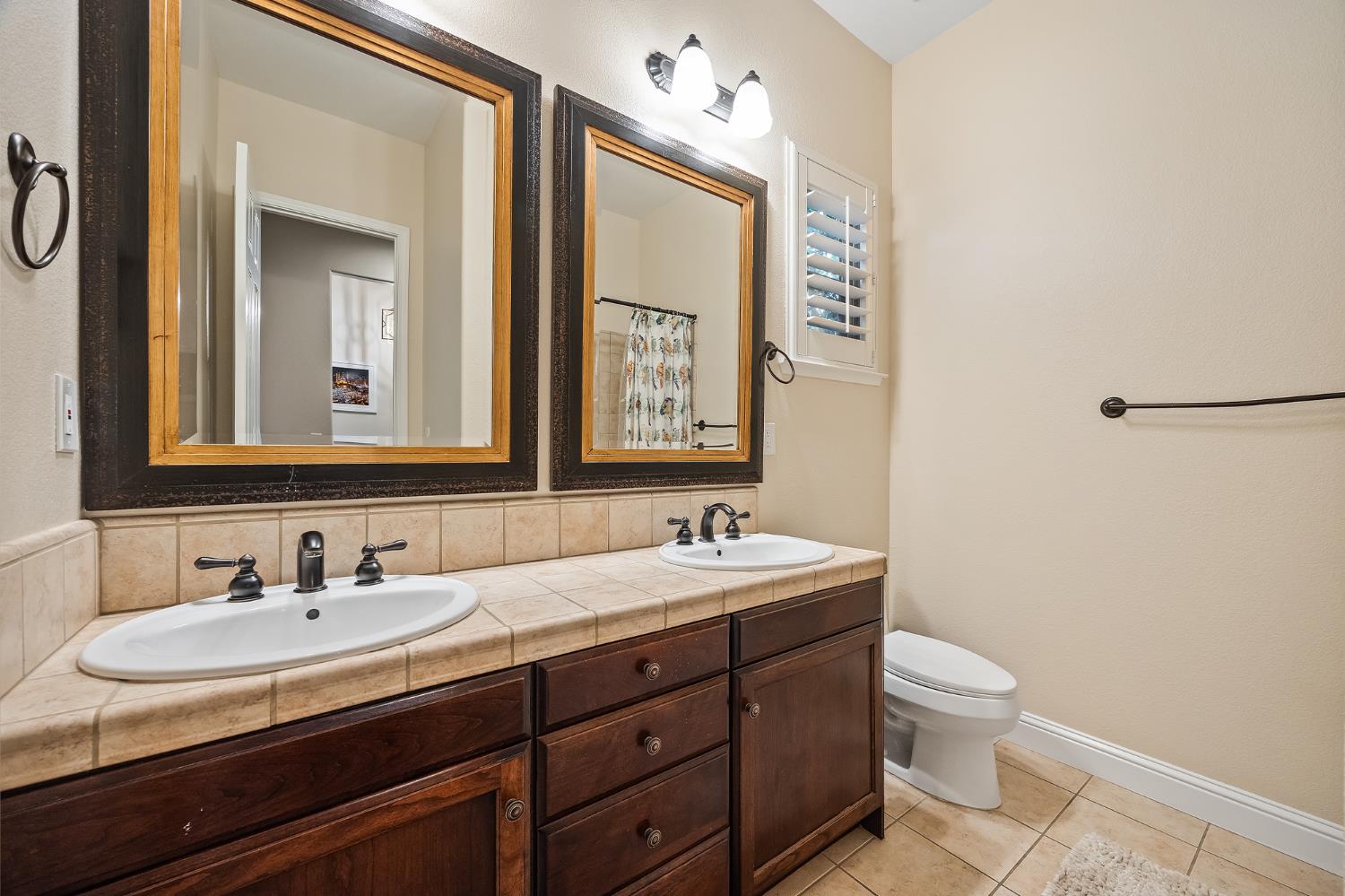 6065 N Sycamore Avenue