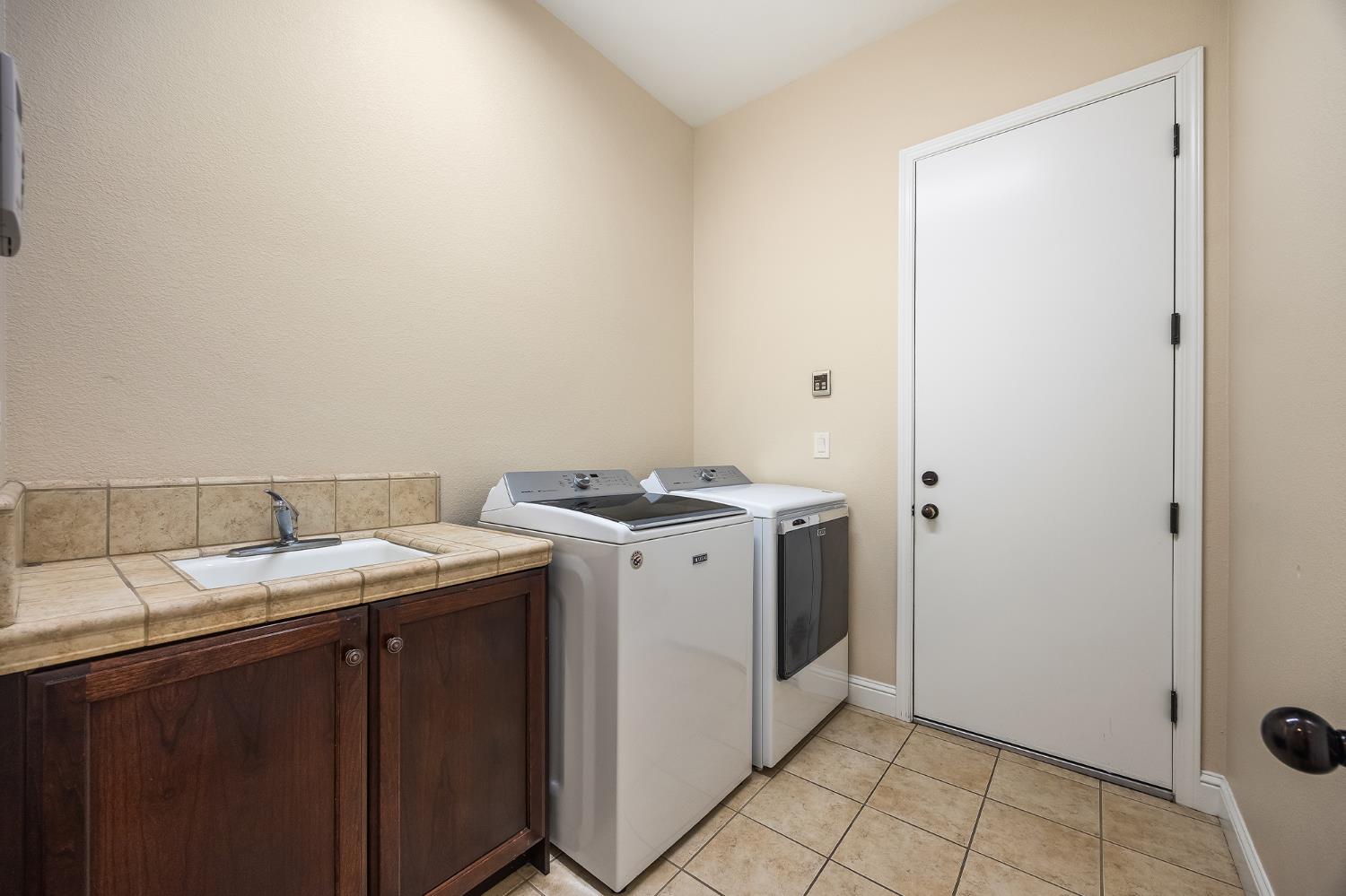 6065 N Sycamore Avenue