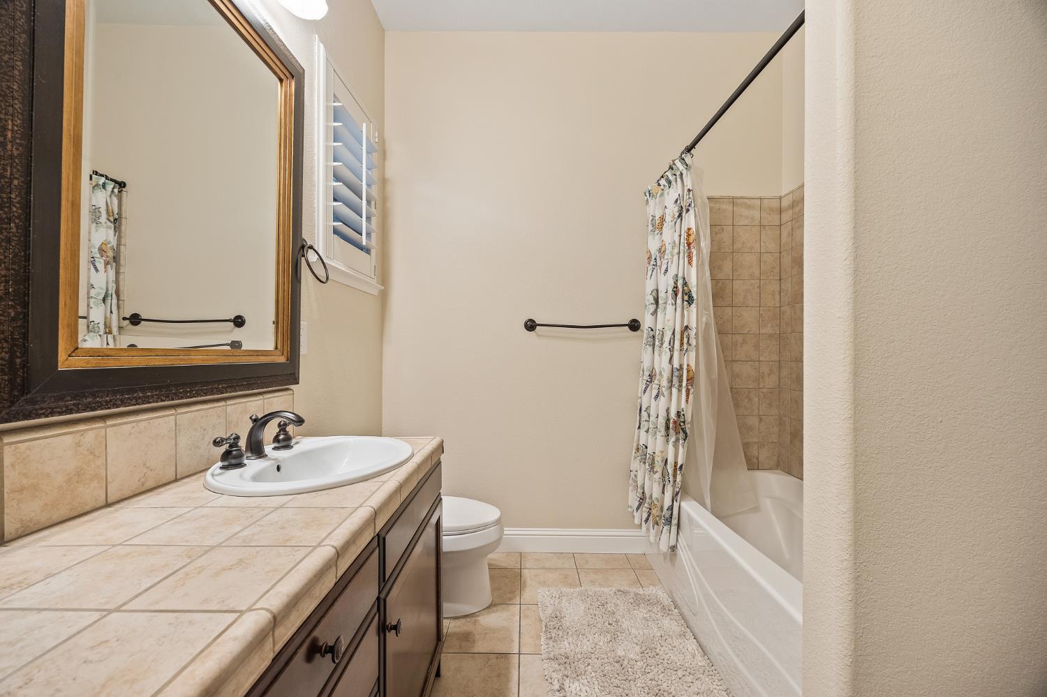 6065 N Sycamore Avenue