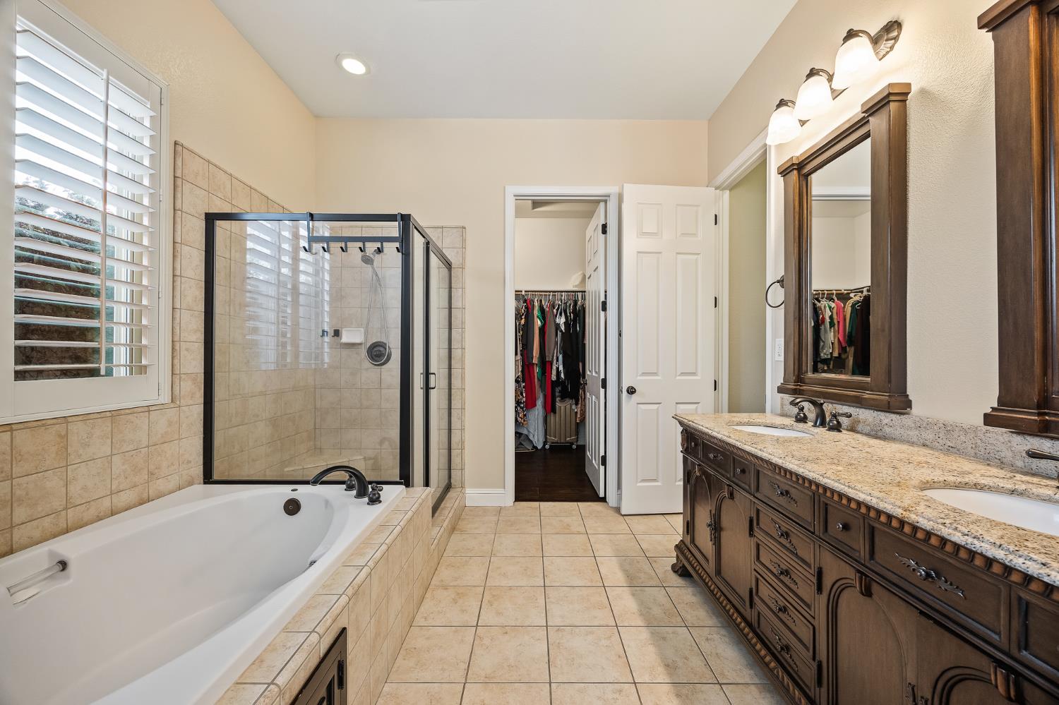 6065 N Sycamore Avenue