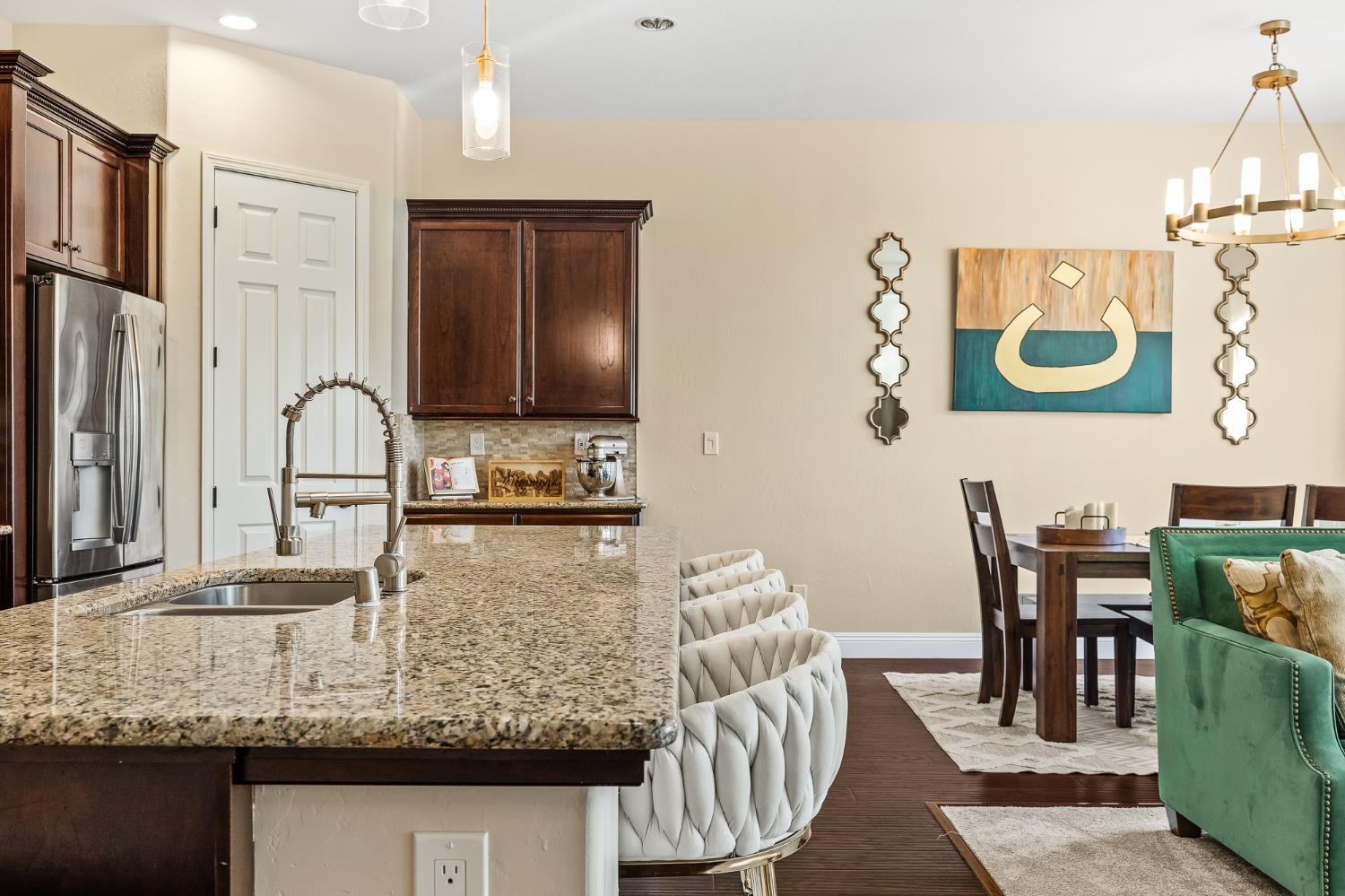 6065 N Sycamore Avenue