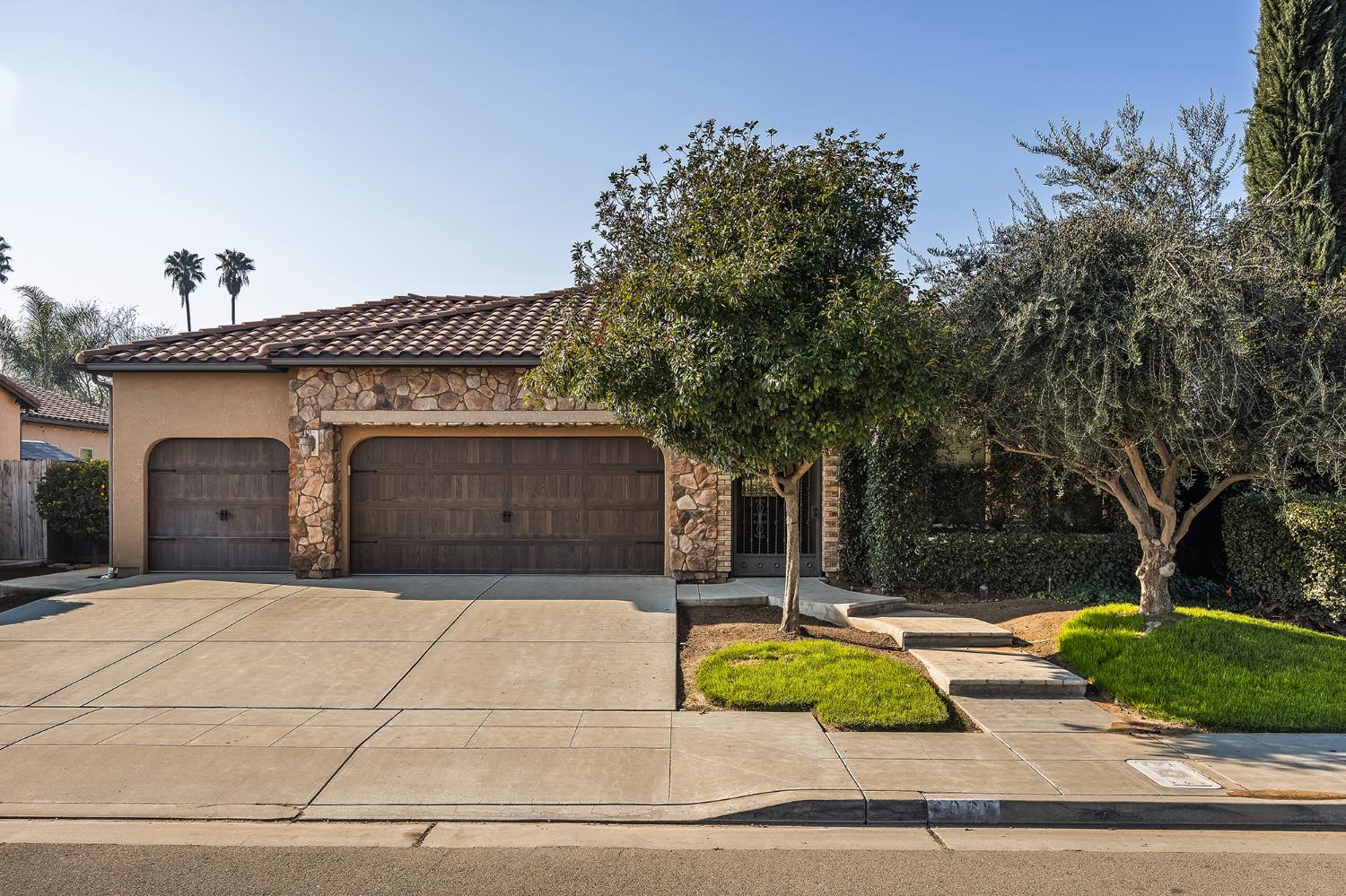 6065 N Sycamore Avenue