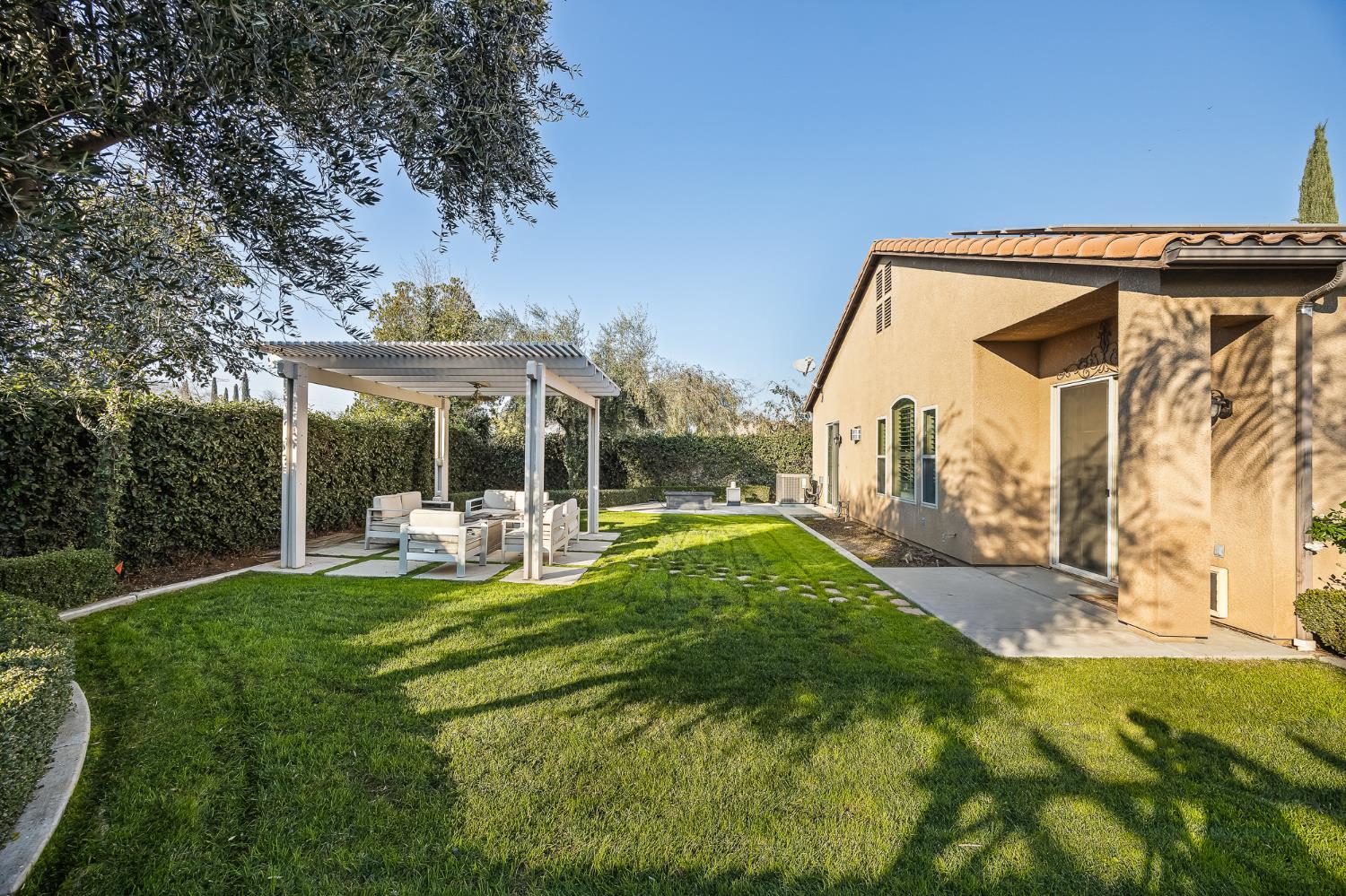 6065 N Sycamore Avenue