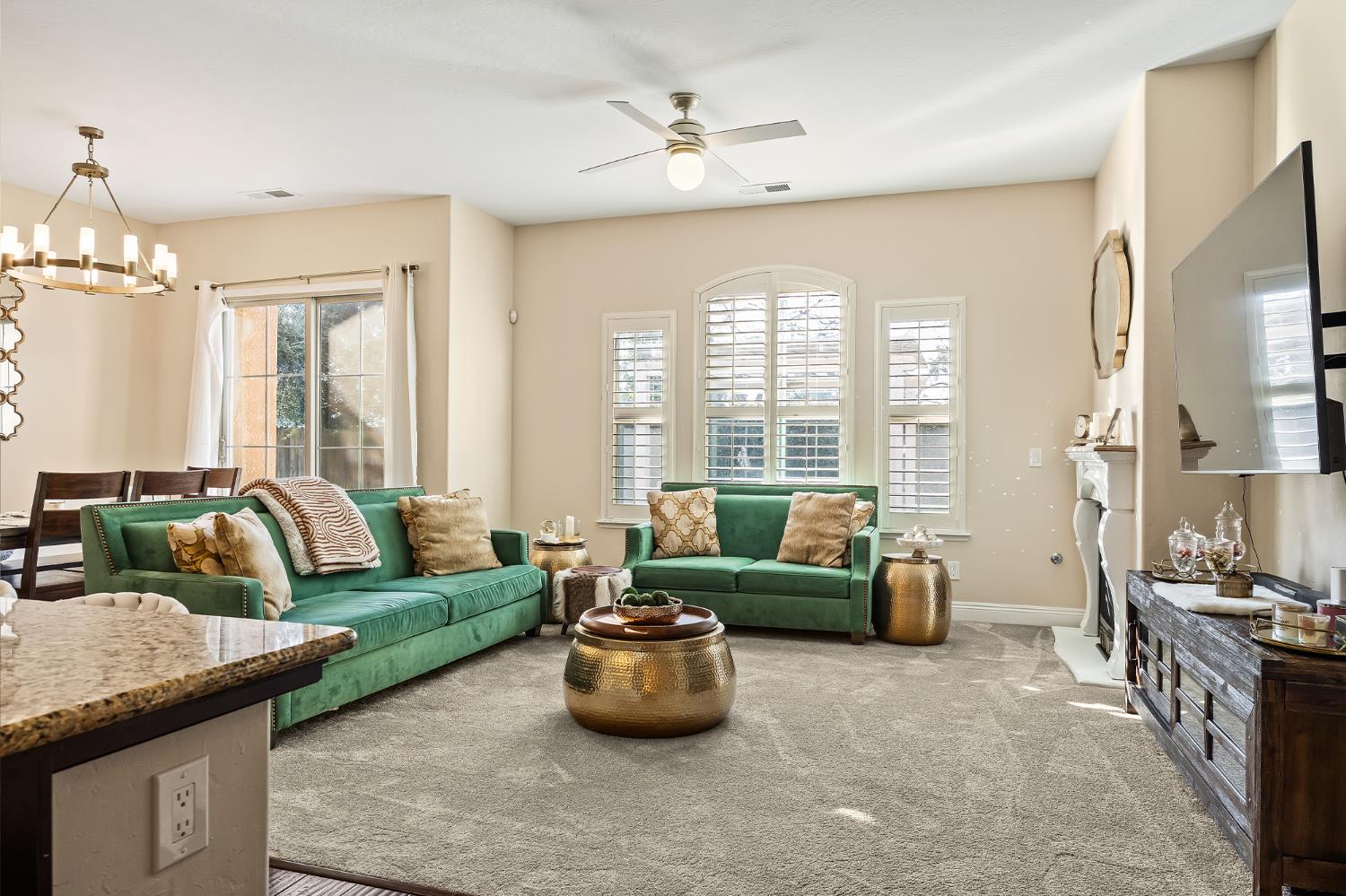 6065 N Sycamore Avenue