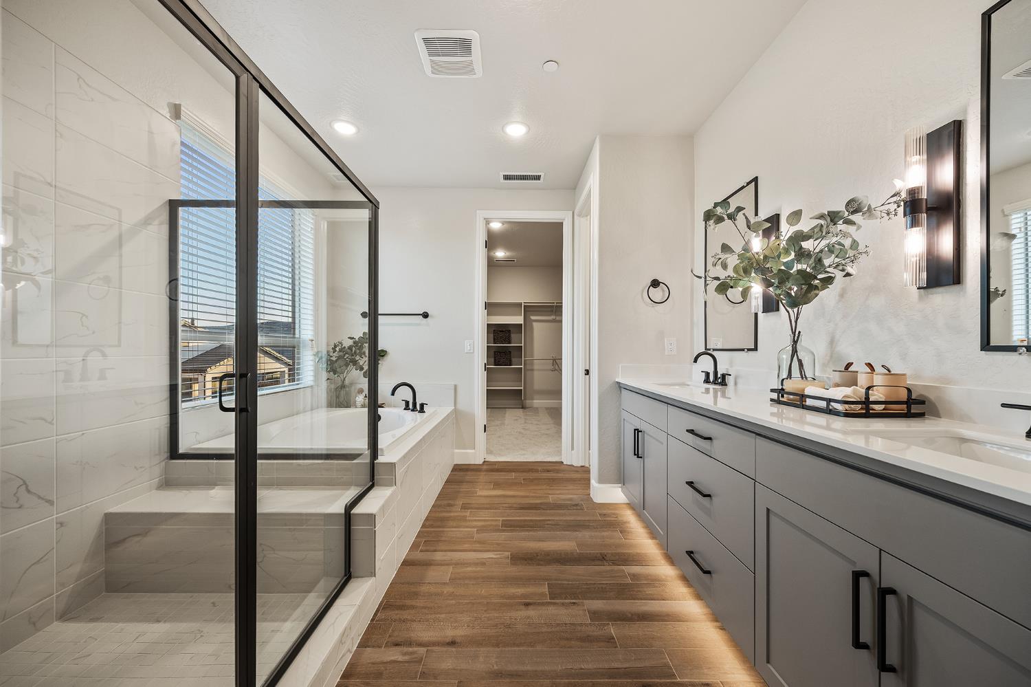 7243 W Ashcroft Avenue