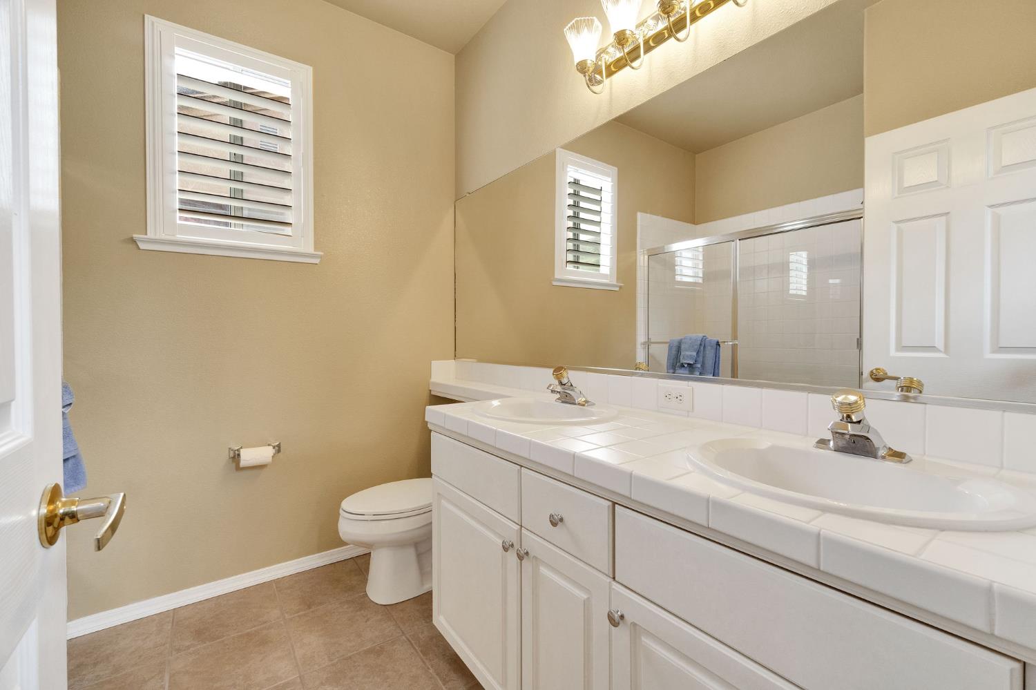 6074 W El Paso Avenue