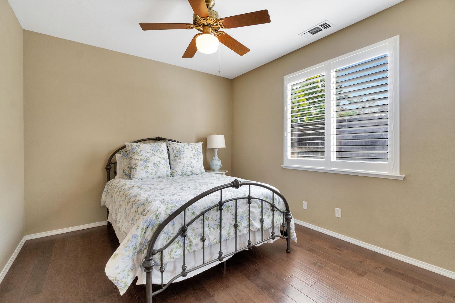 6074 W El Paso Avenue