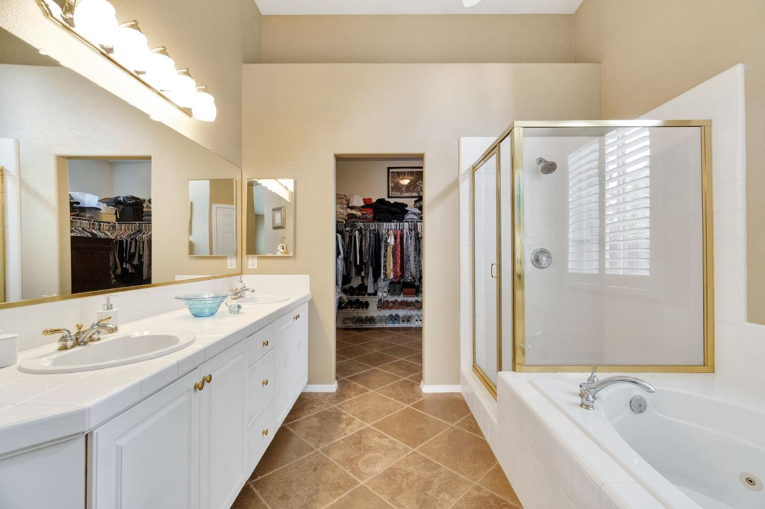 6074 W El Paso Avenue