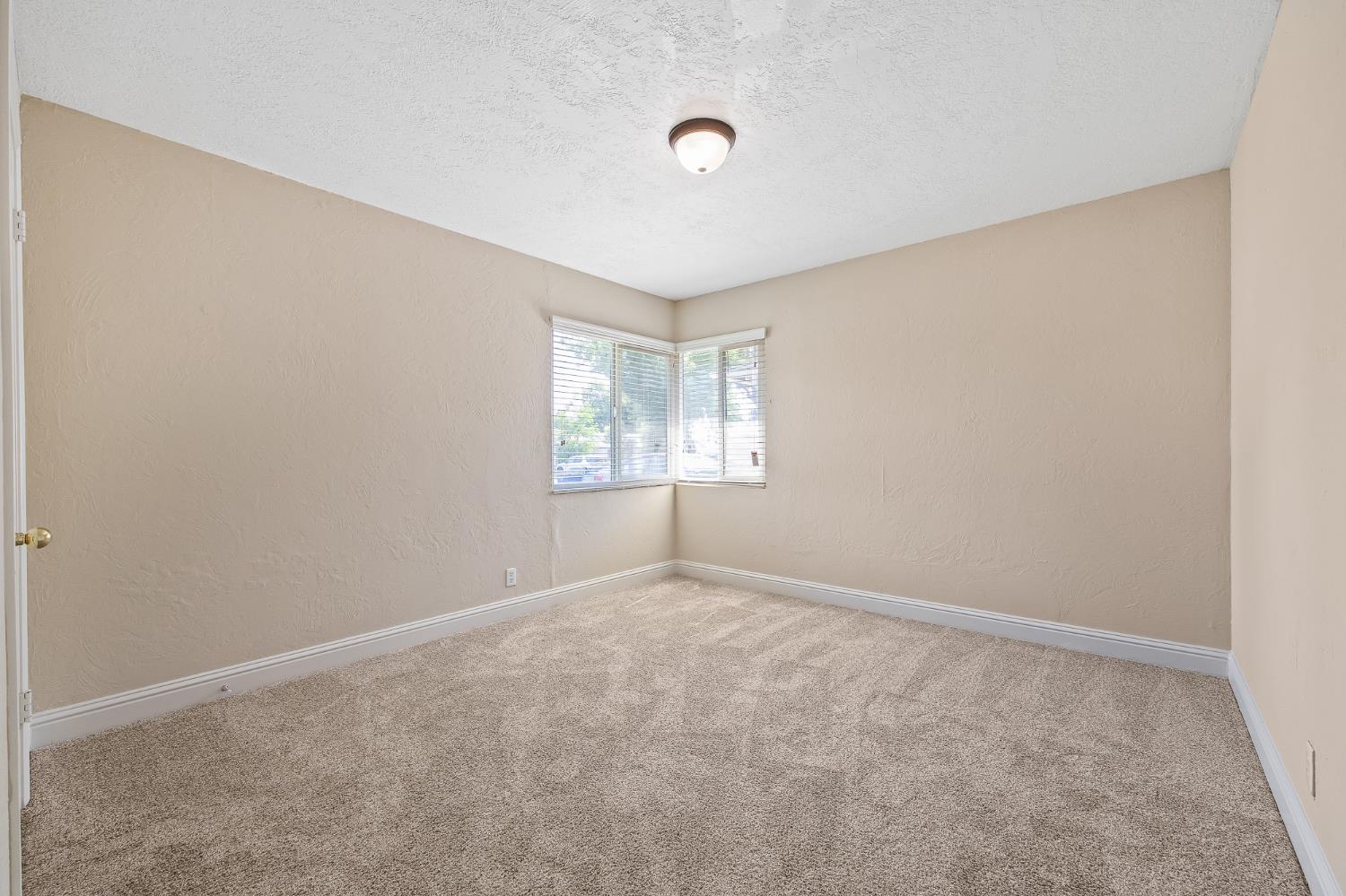 1213 E Saginaw Way