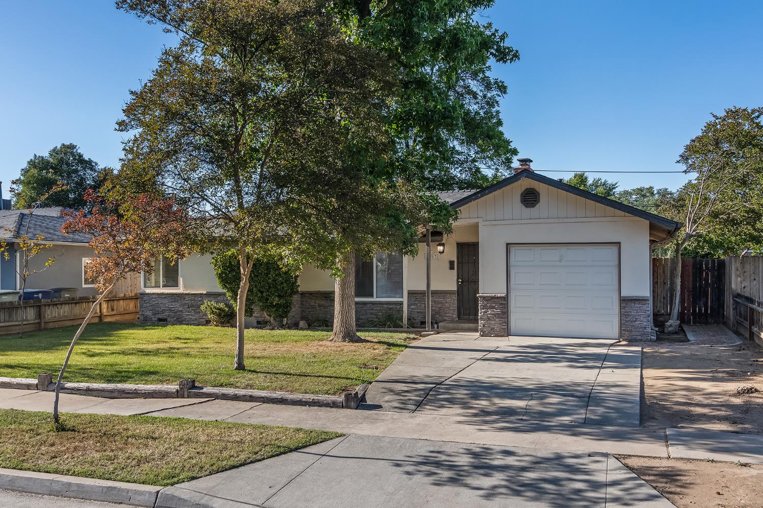 1213 E Saginaw Way