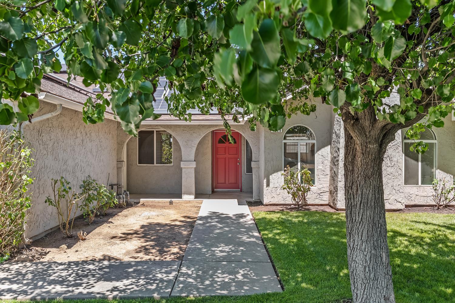 1028 W Minarets Avenue