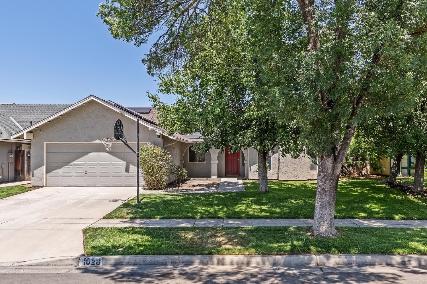 1028 W Minarets Avenue