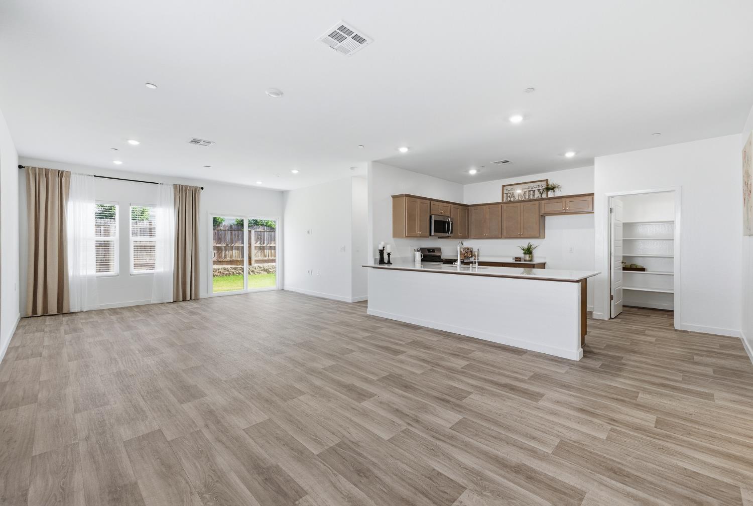 7034 W Willis