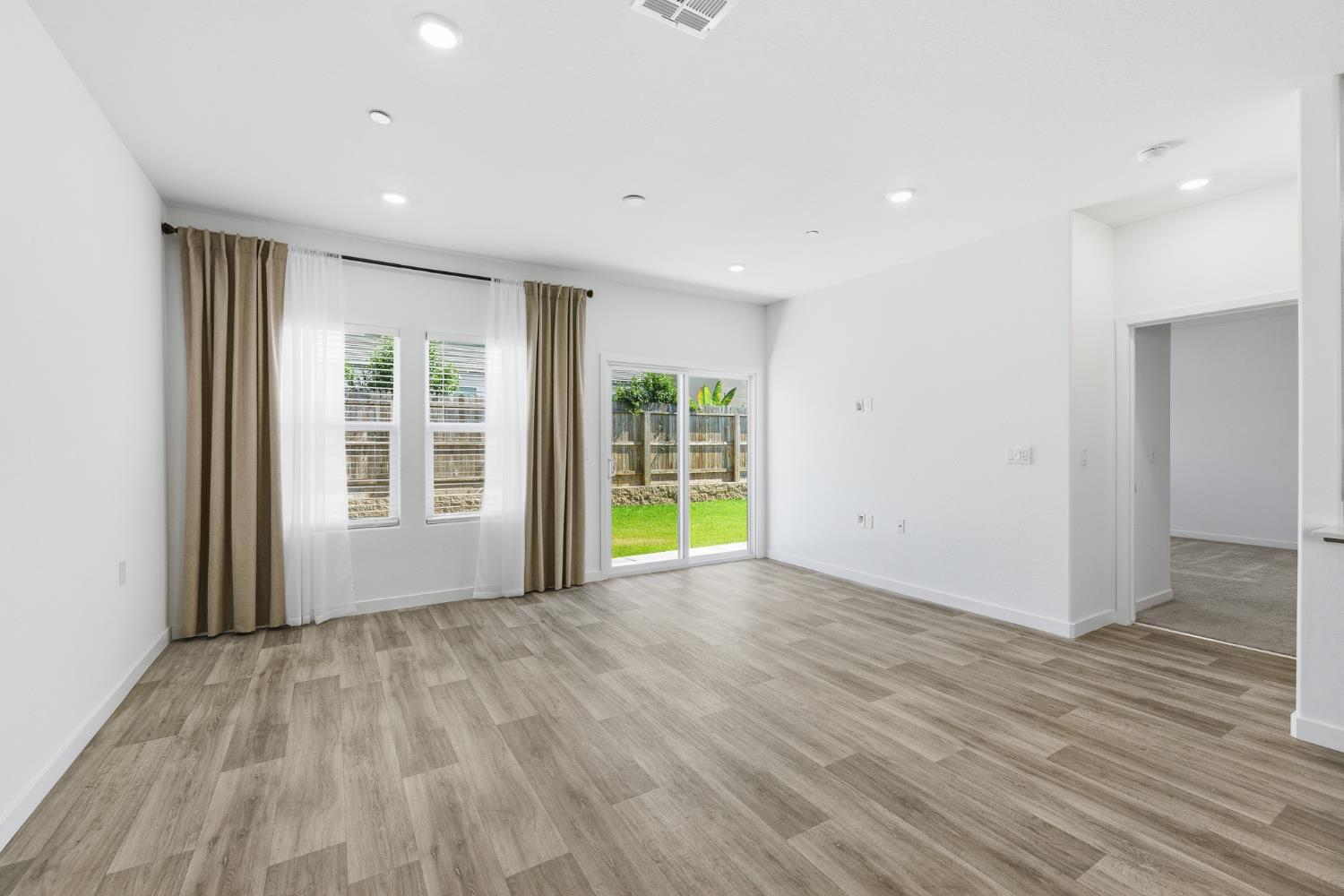 7034 W Willis