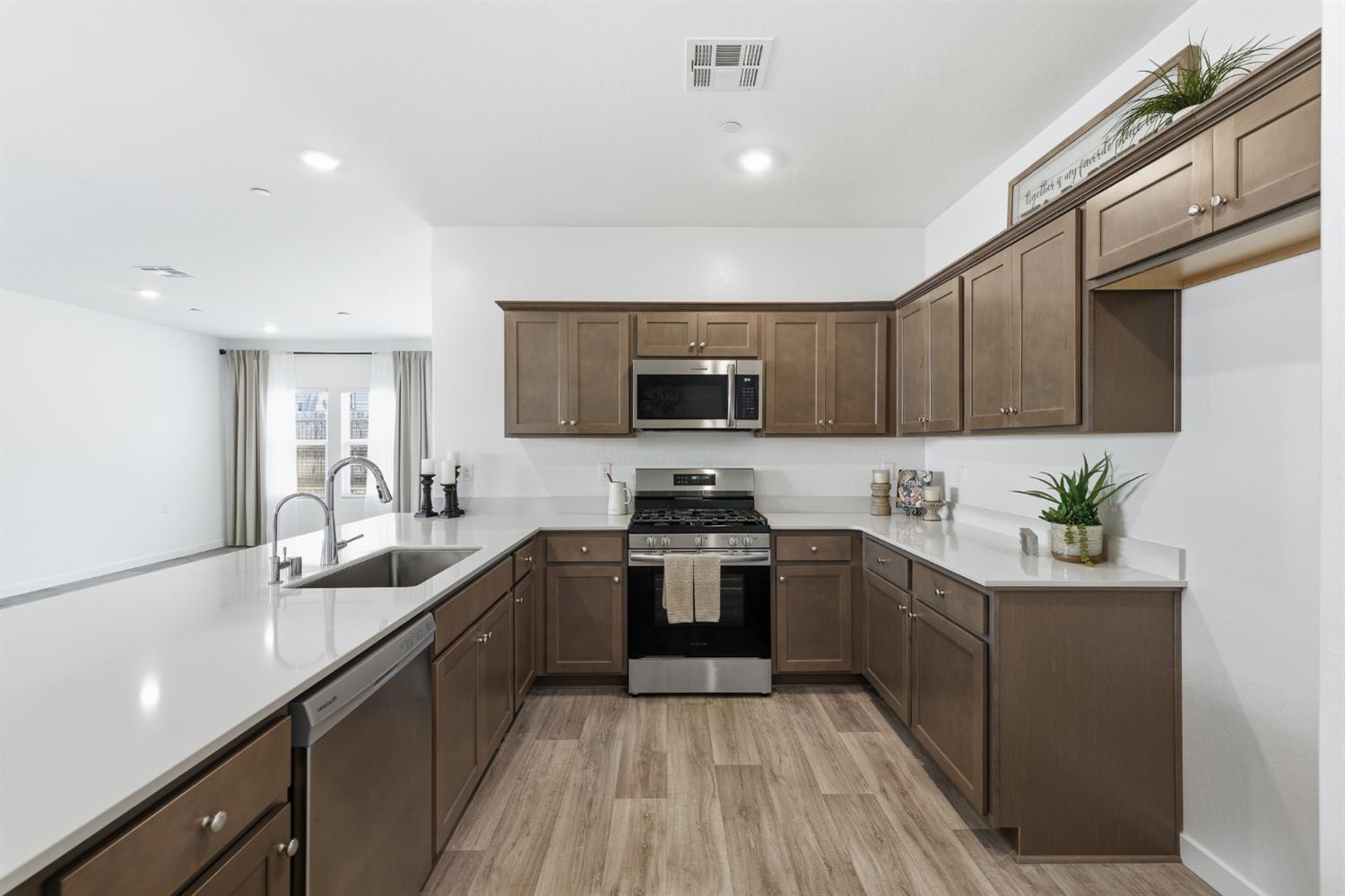 7034 W Willis