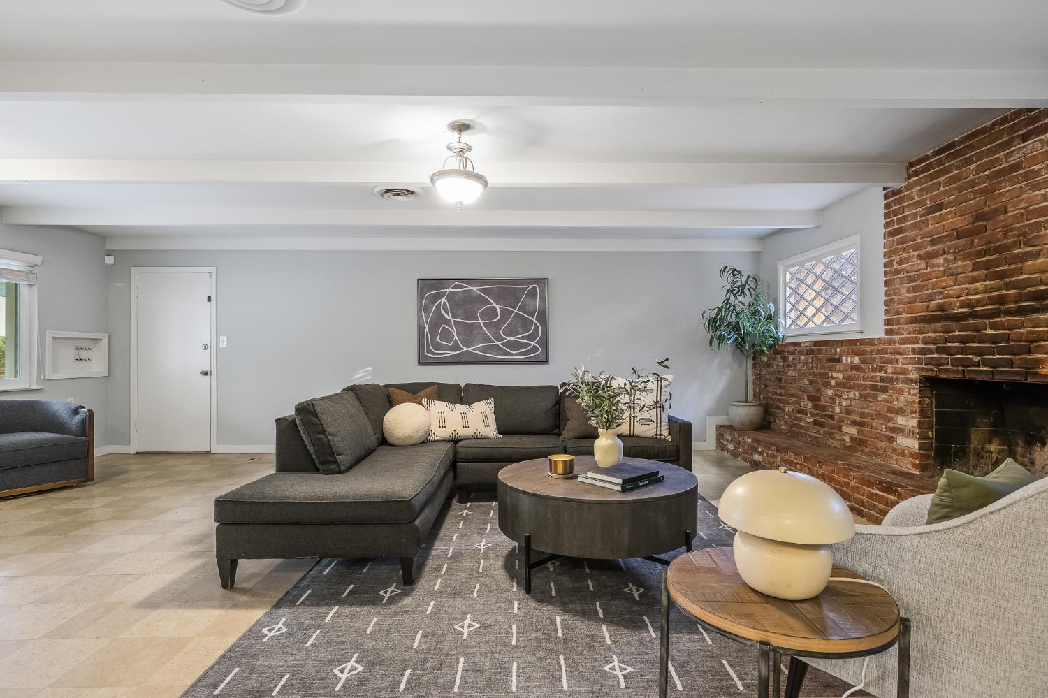 3508 N Van Ness Boulevard