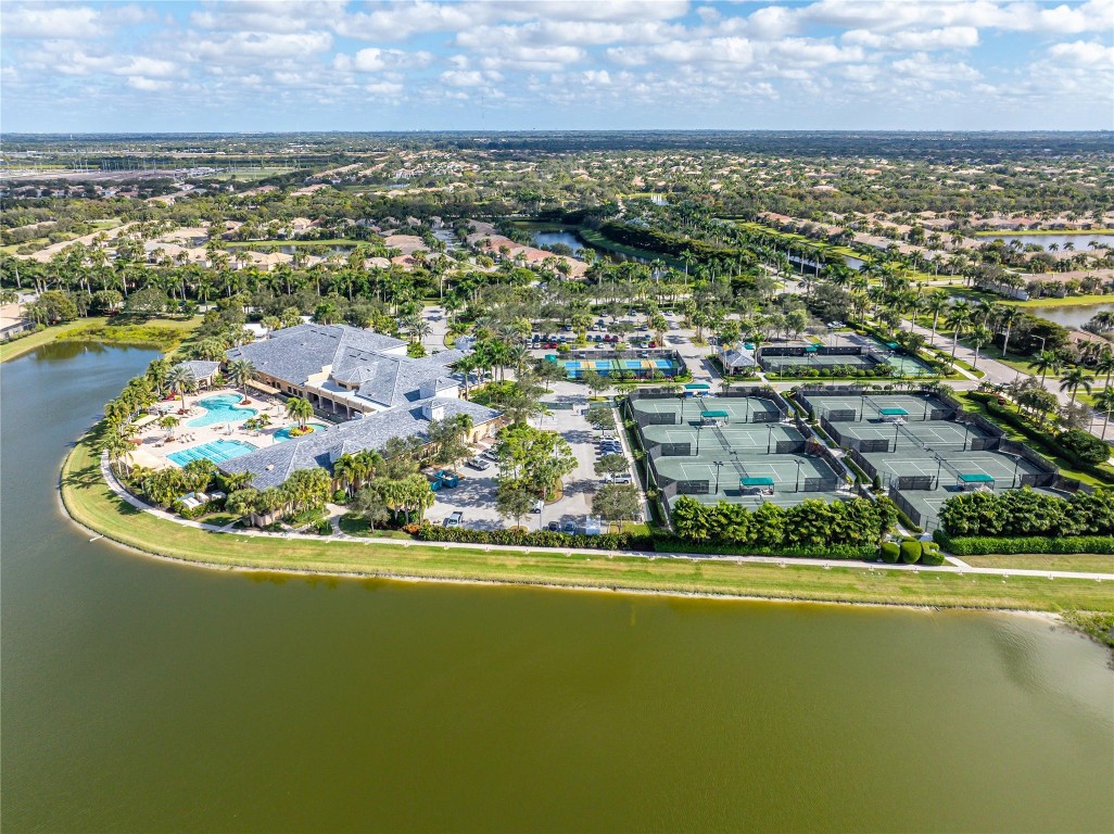 10516 Whitewind Cir