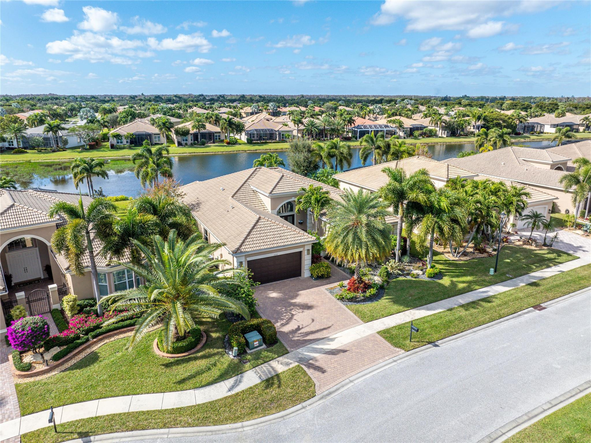 10516 Whitewind Cir