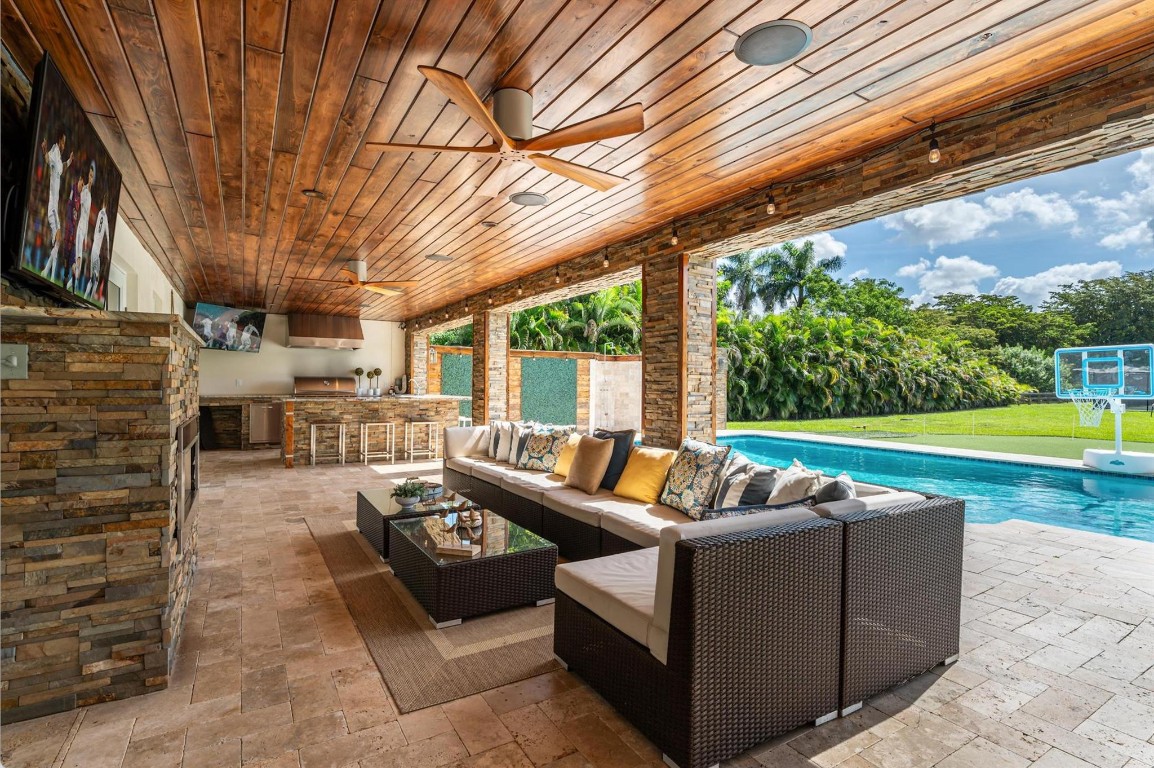 5060 Thoroughbred Lane