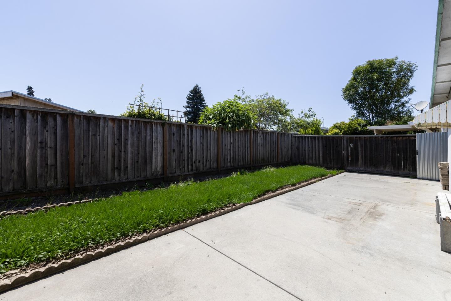 653 Bronte Avenue