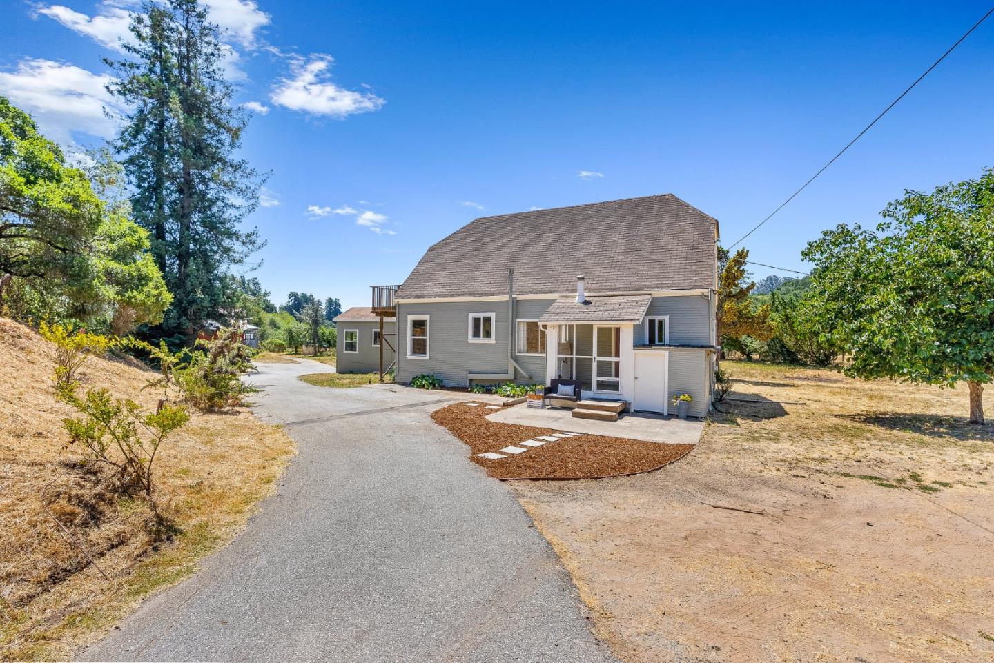 676 Pleasant Valley Lane