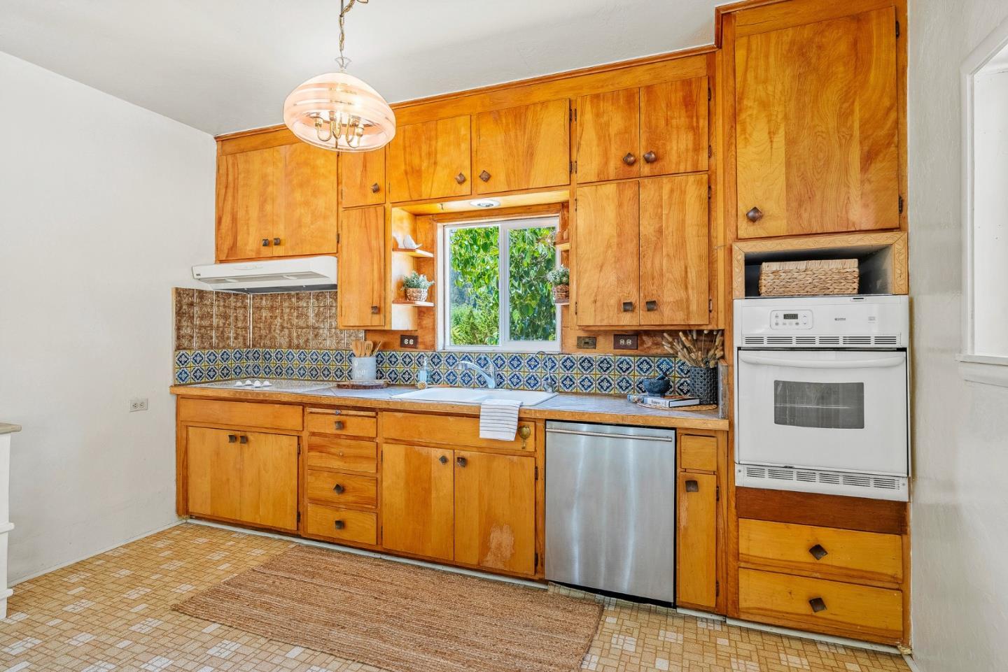 676 Pleasant Valley Lane