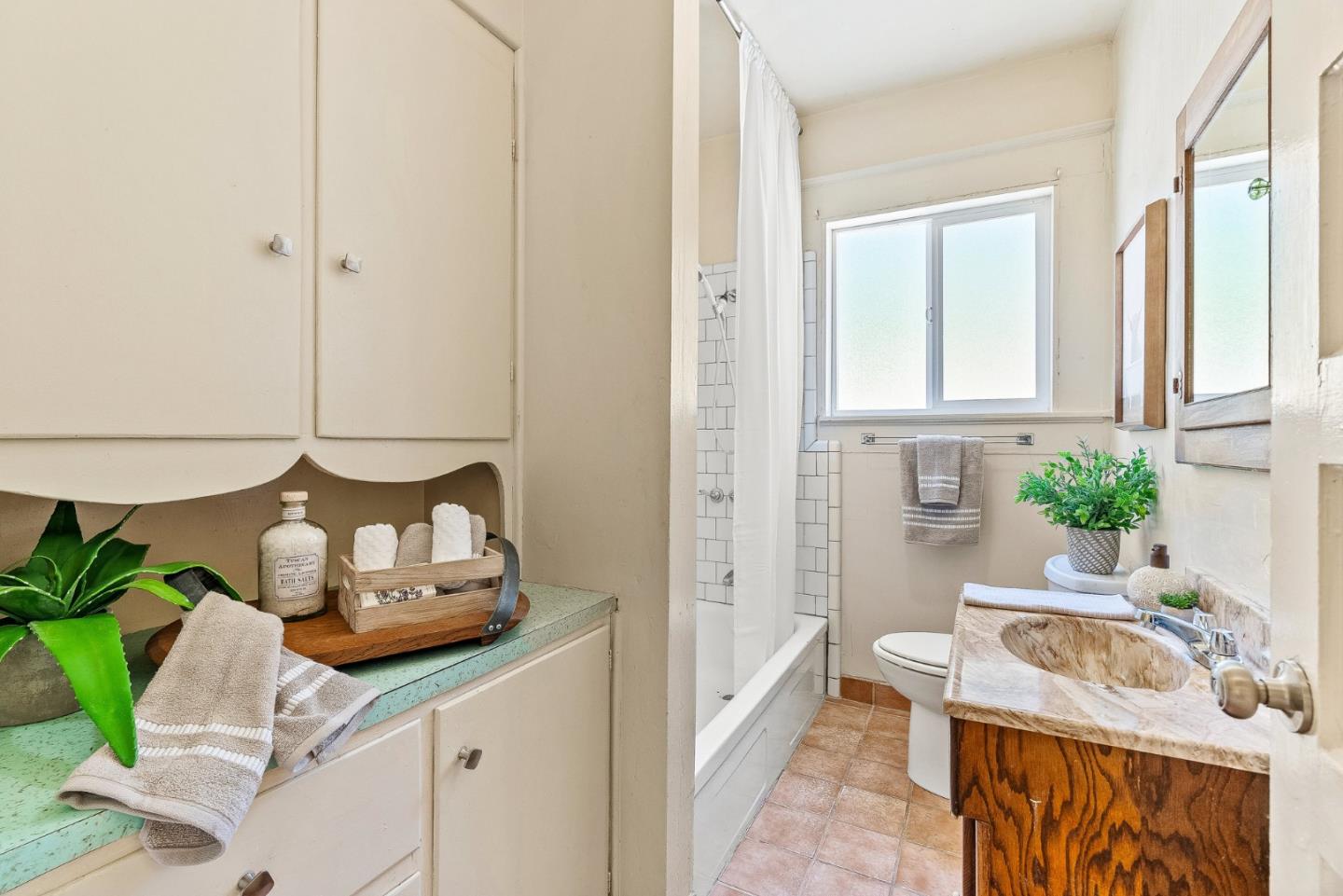 676 Pleasant Valley Lane