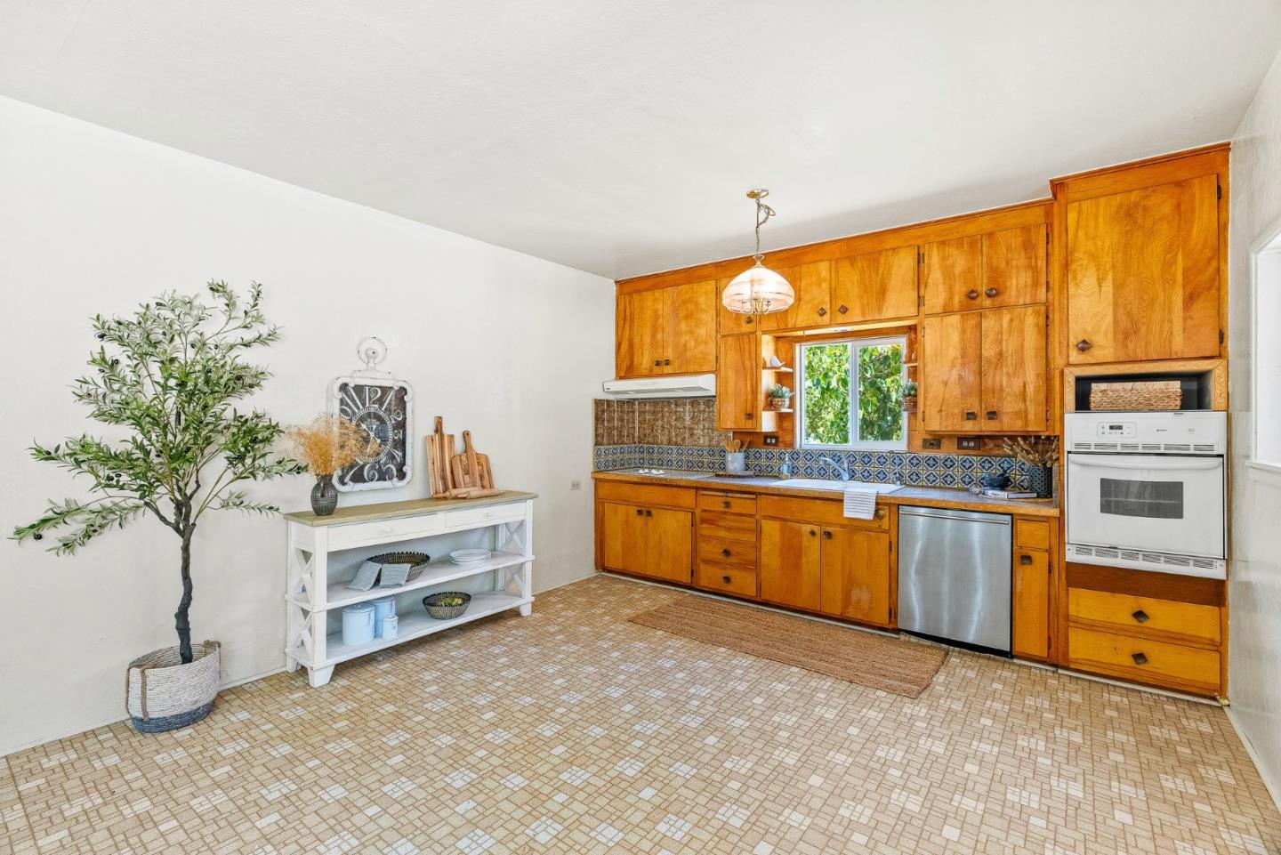 676 Pleasant Valley Lane