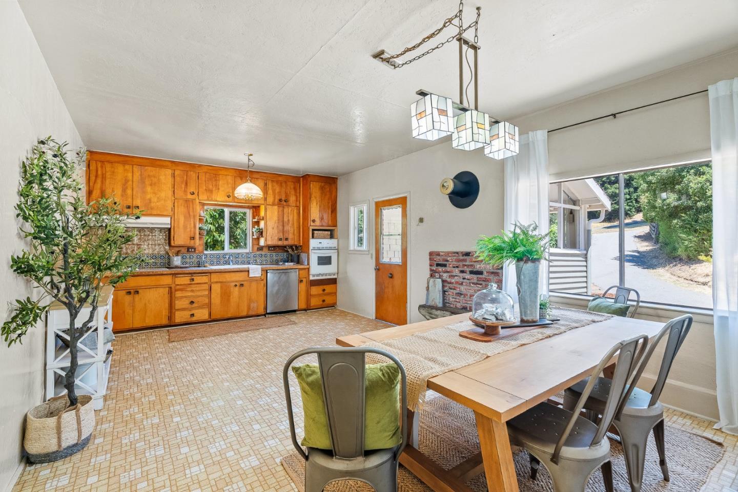 676 Pleasant Valley Lane