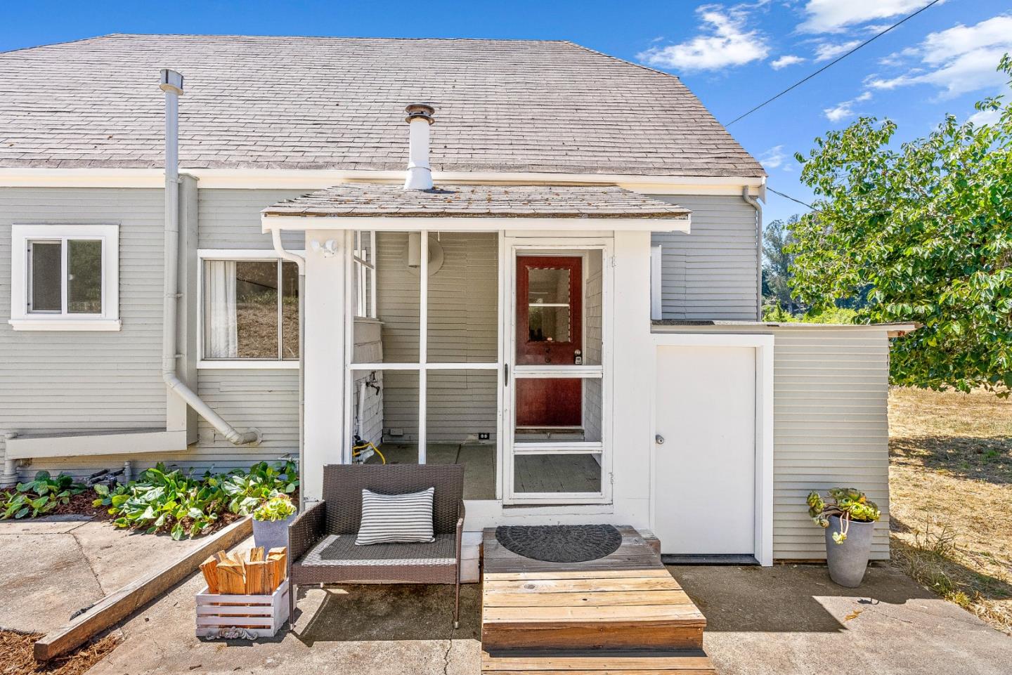 676 Pleasant Valley Lane