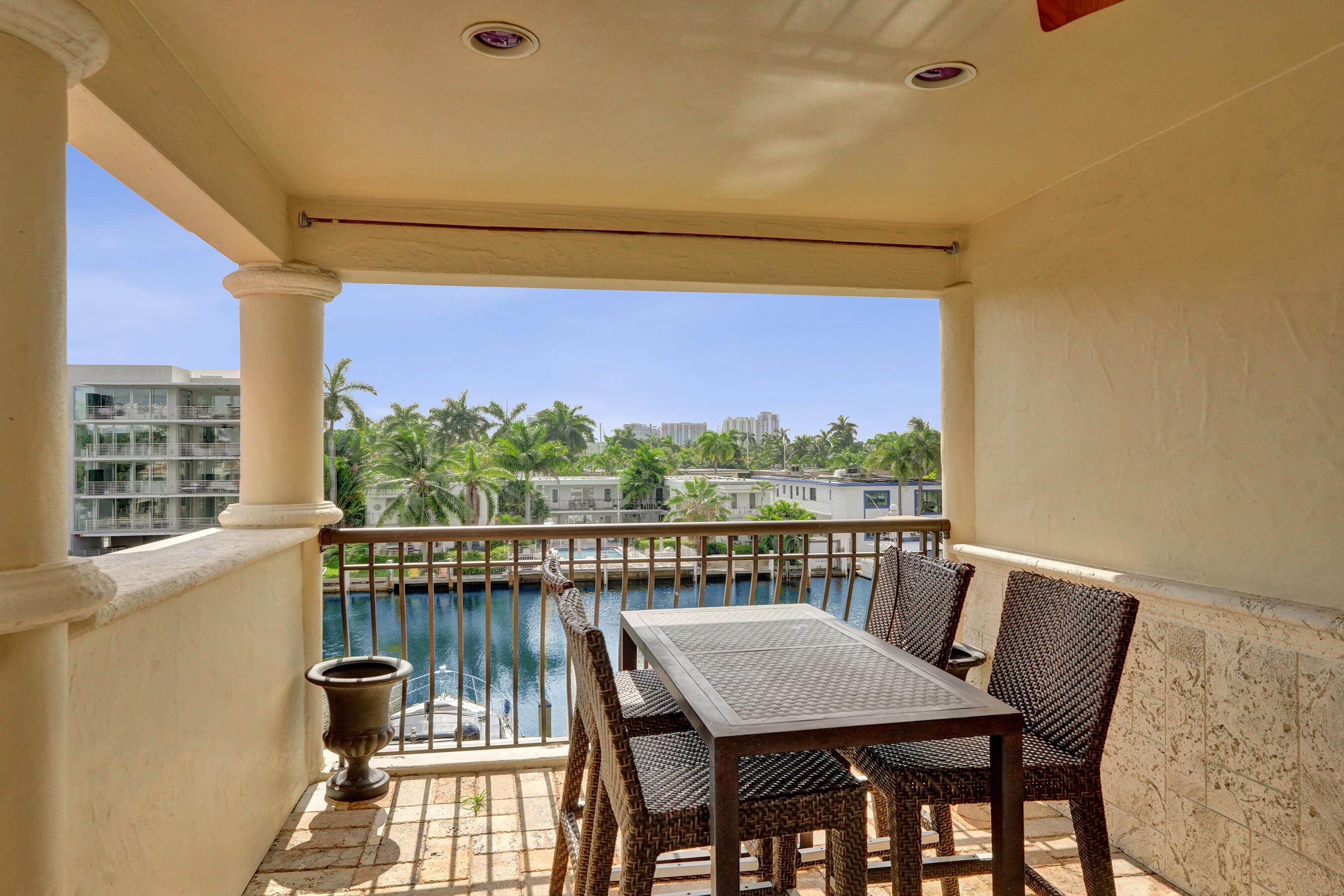 210 HENDRICKS Isle