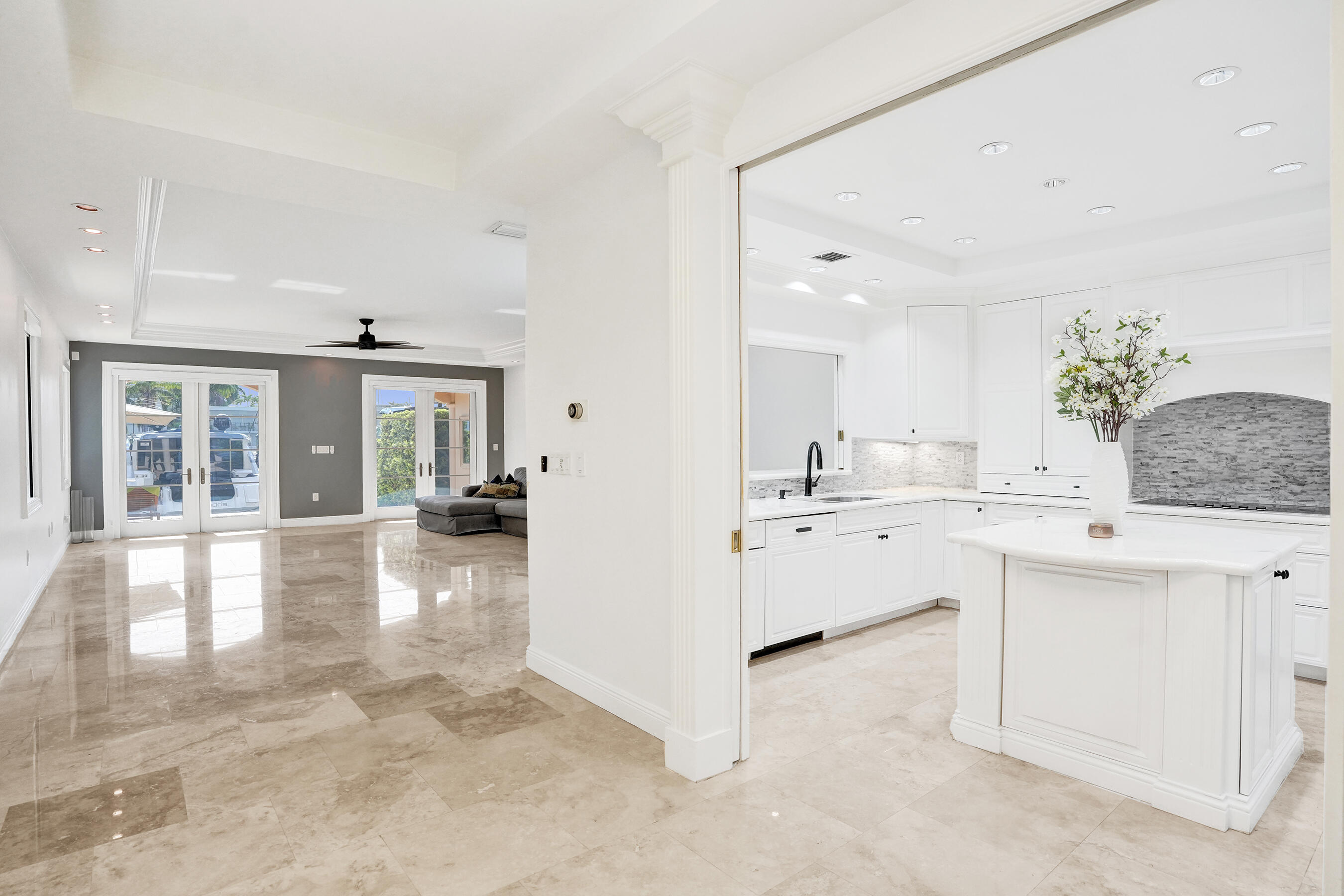 210 HENDRICKS Isle