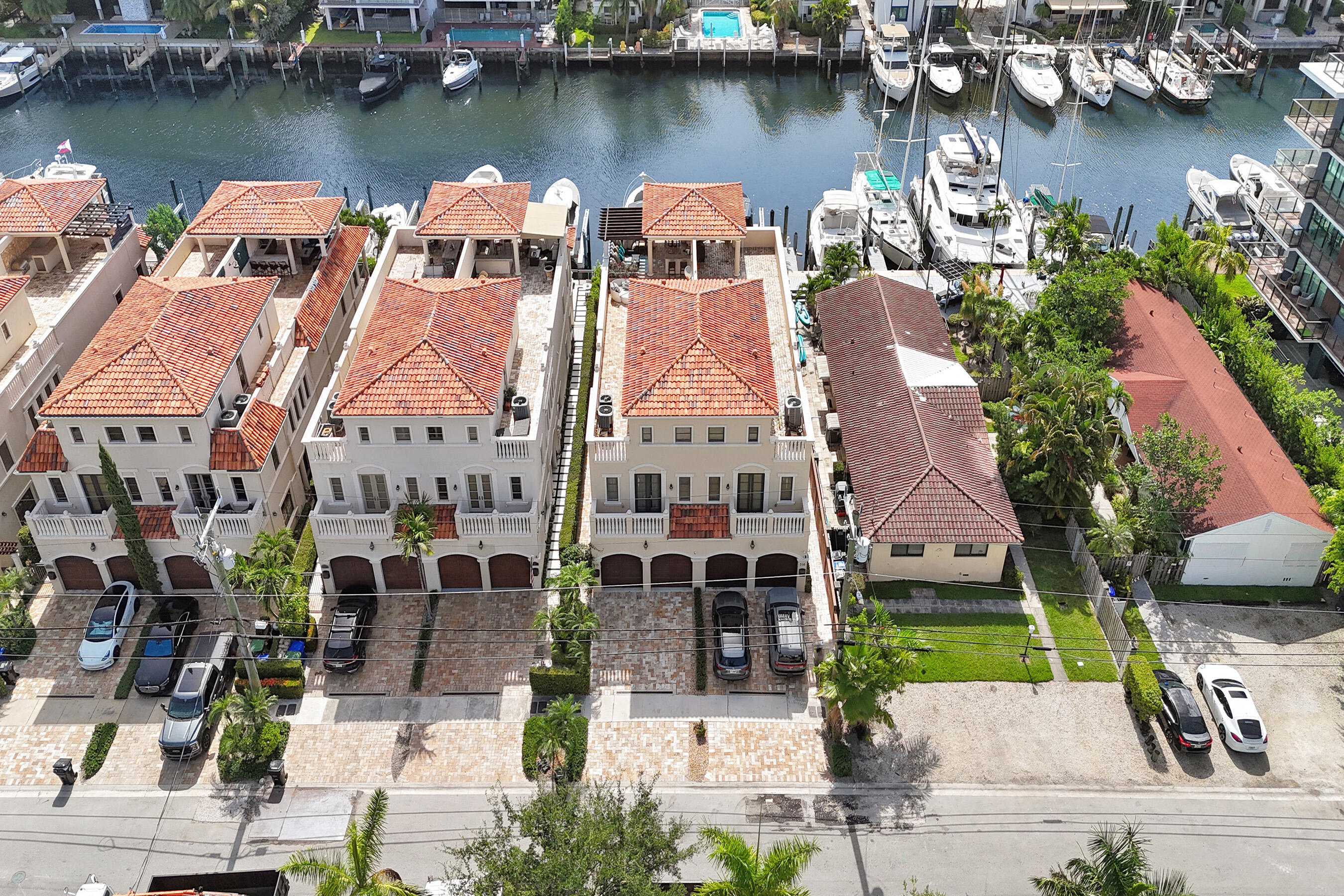 210 HENDRICKS Isle