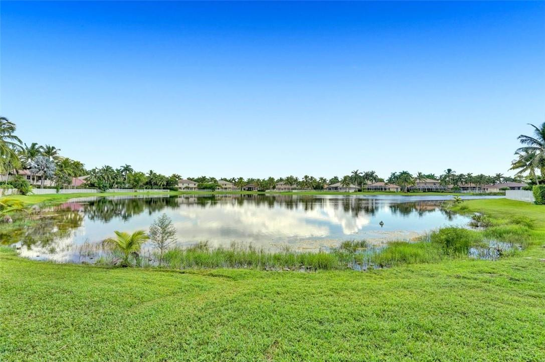 1507 VICTORIA ISLE WY