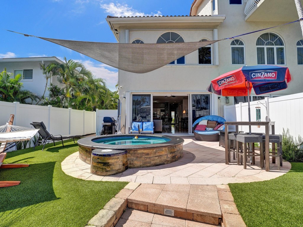 2741 NE 15TH ST 2741