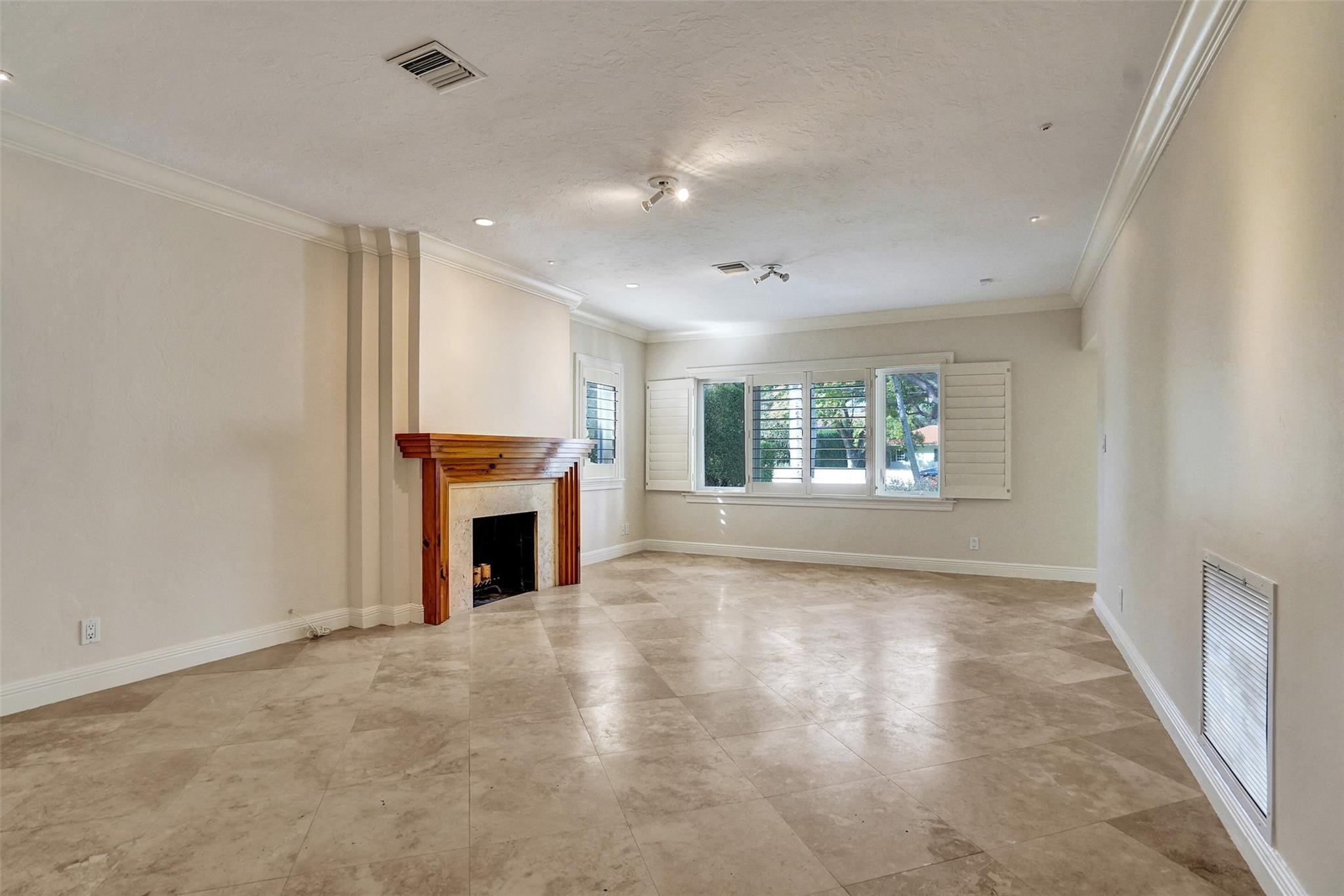 1108 N RIO VISTA BL